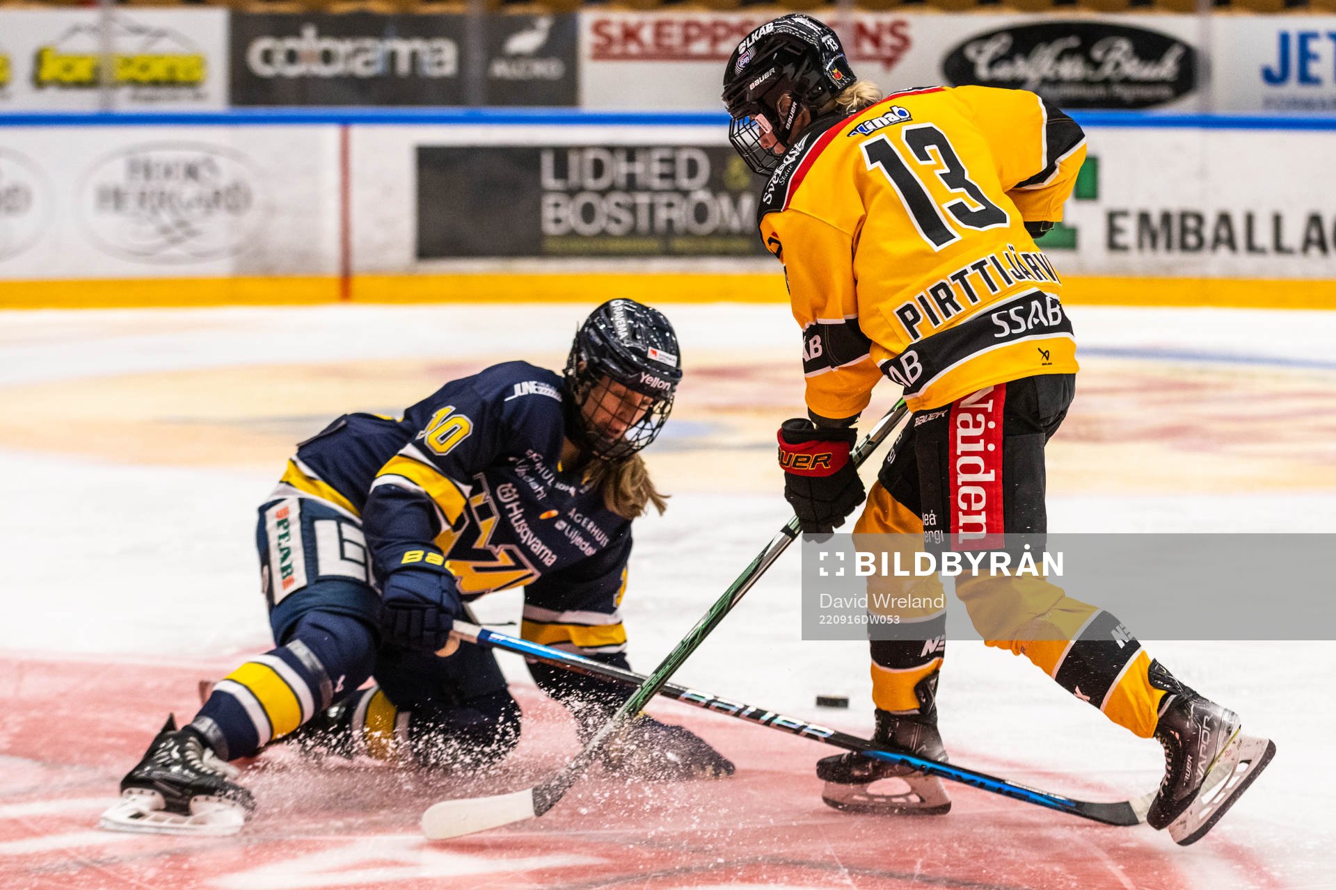 s Ariane Julien och Luleås Jenna Pirttijärvi i kamp o