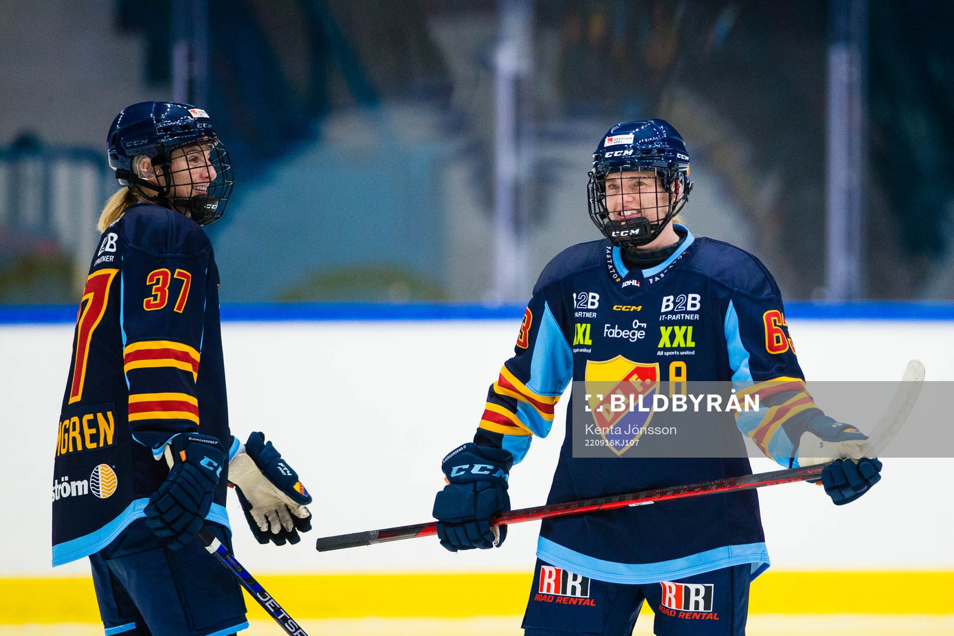 Djurgårdens Josefine Holmgren och Josefine Jakobsen ler