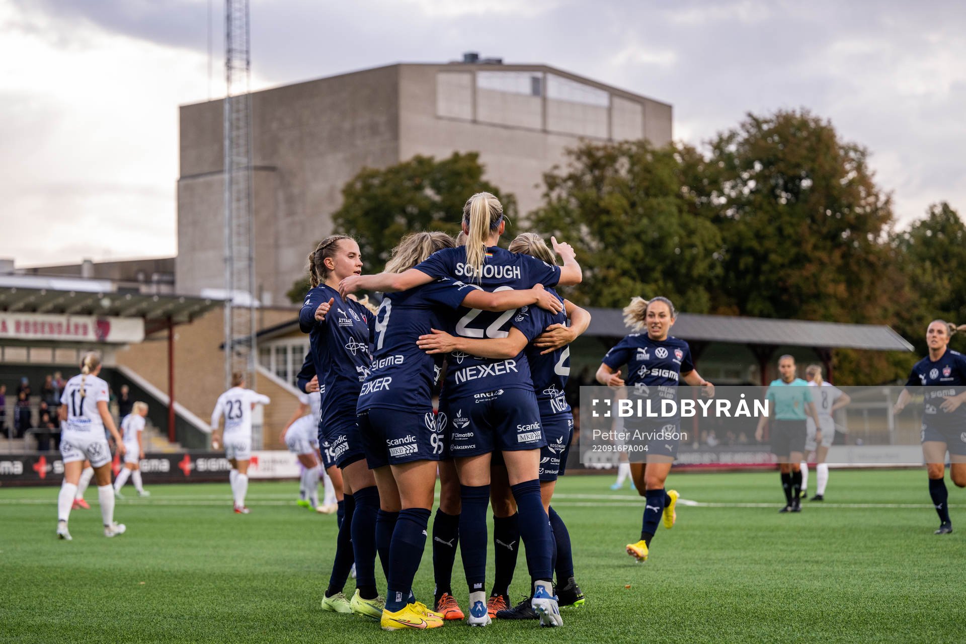 FC Rosengårds Mia Persson jublar med lagkamrater