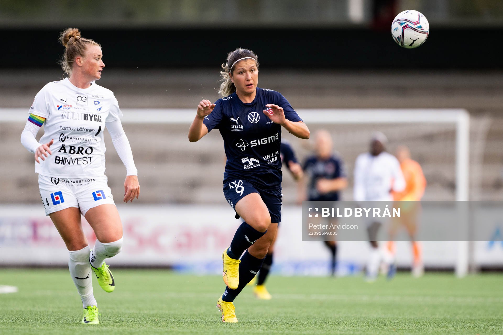 Kalmars Paige Culver och FC Rosengårds Loreta Kullashi under fotbollsmatchen i Damallsvenskan mellan FC Rosengård och Kalmar den 16 september 2022 i Malmö.