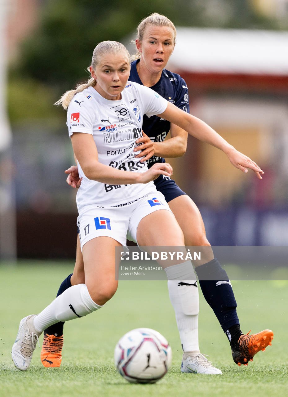 FC Rosengårds Jessica Wik och Kalmars Amanda Persson under fotbollsmatchen i Damallsvenskan mellan FC Rosengård och Kalmar den 16 september 2022 i Malmö.