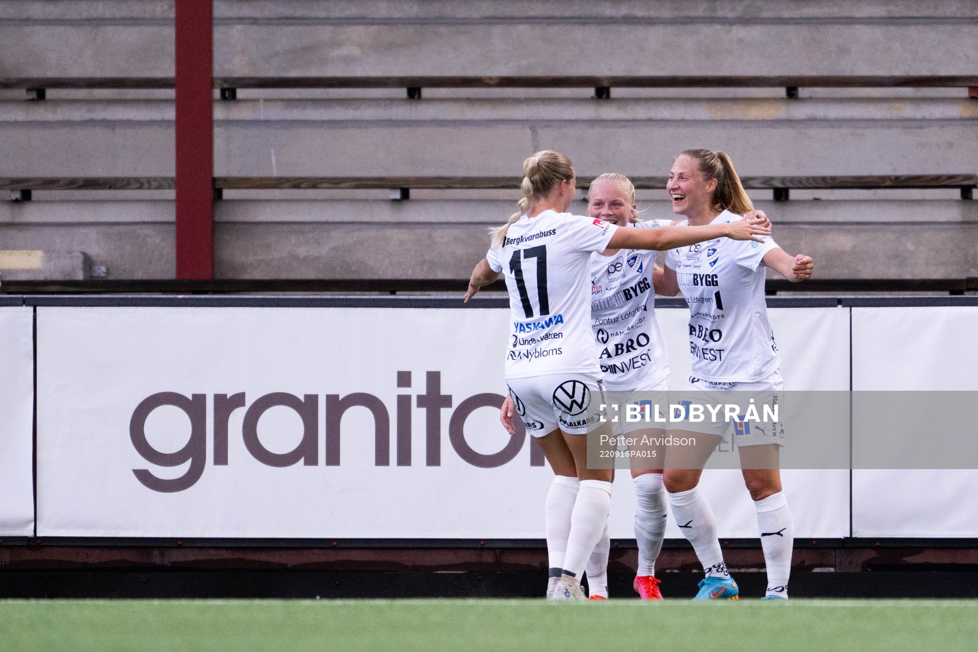 Kalmars Juliette Mikaela Kemppi jublar med lagkamrater efter sitt 1-2 mål under fotbollsmatchen i Damallsvenskan mellan FC Rosengård och Kalmar den 16 september 2022 i Malmö.