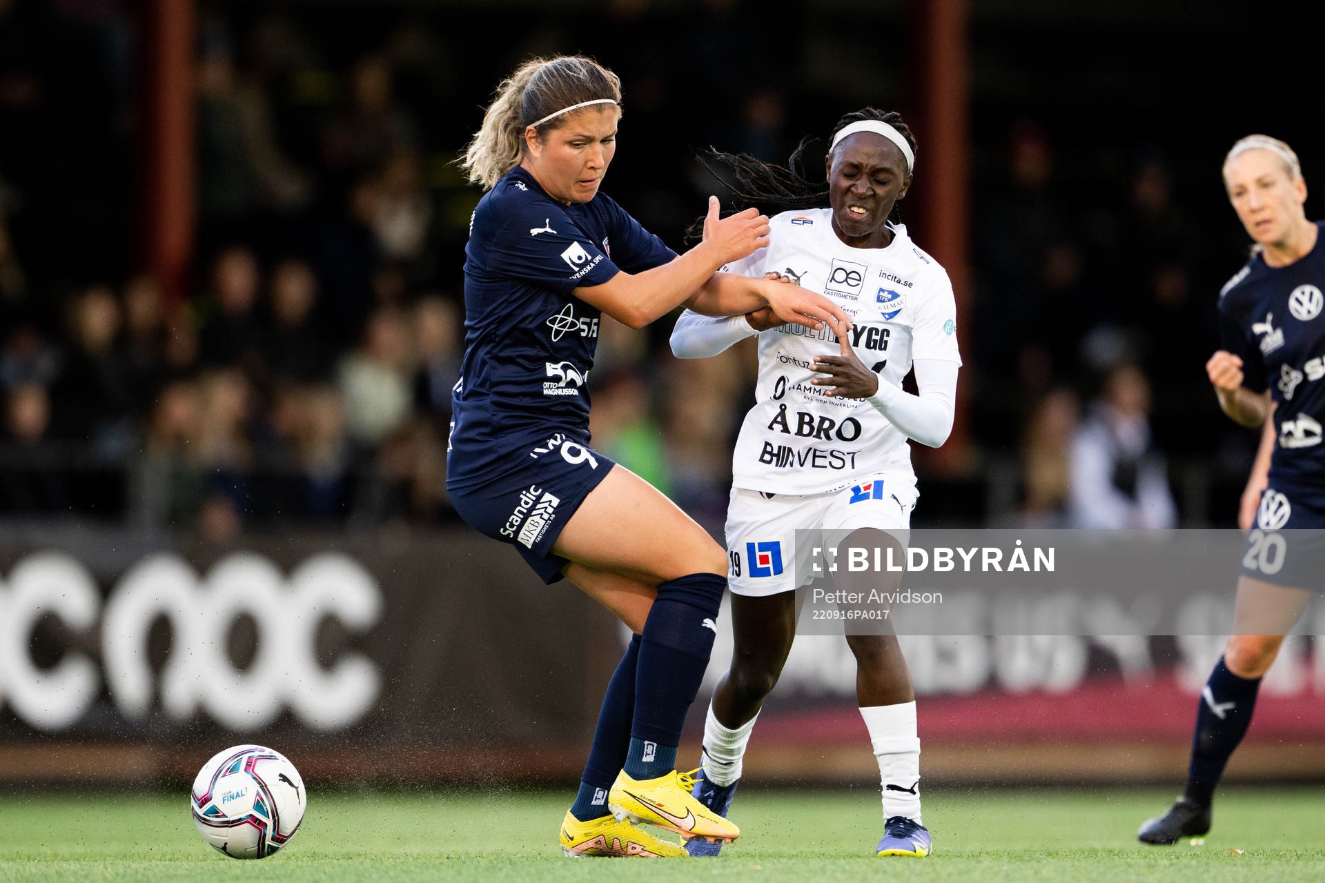 FC Rosengårds Loreta Kullashi och Kalmars Viola Nambi