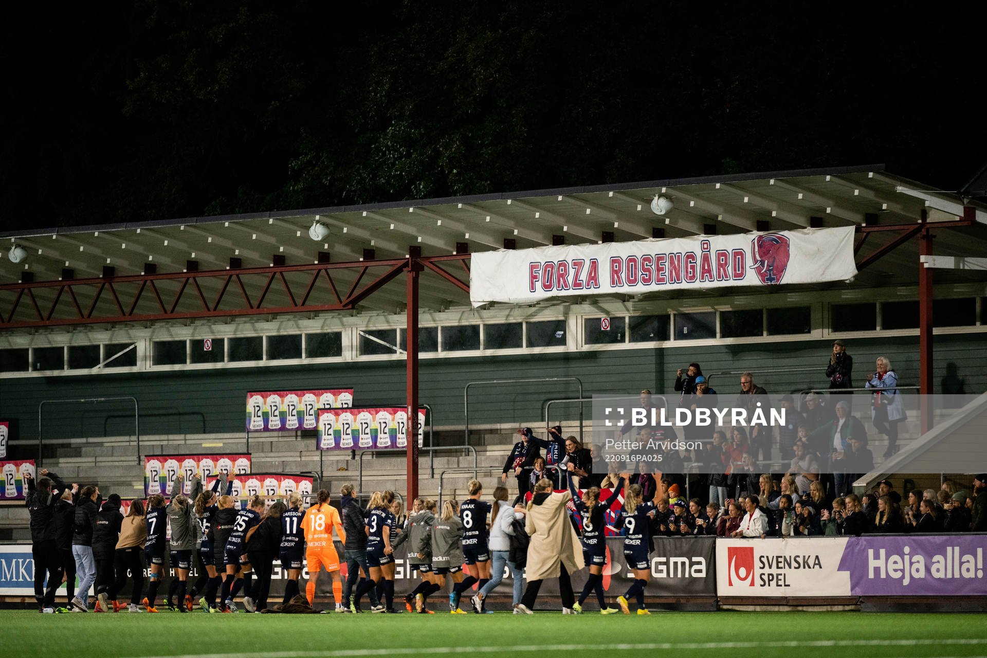 FC Rosengårds spelare jublar