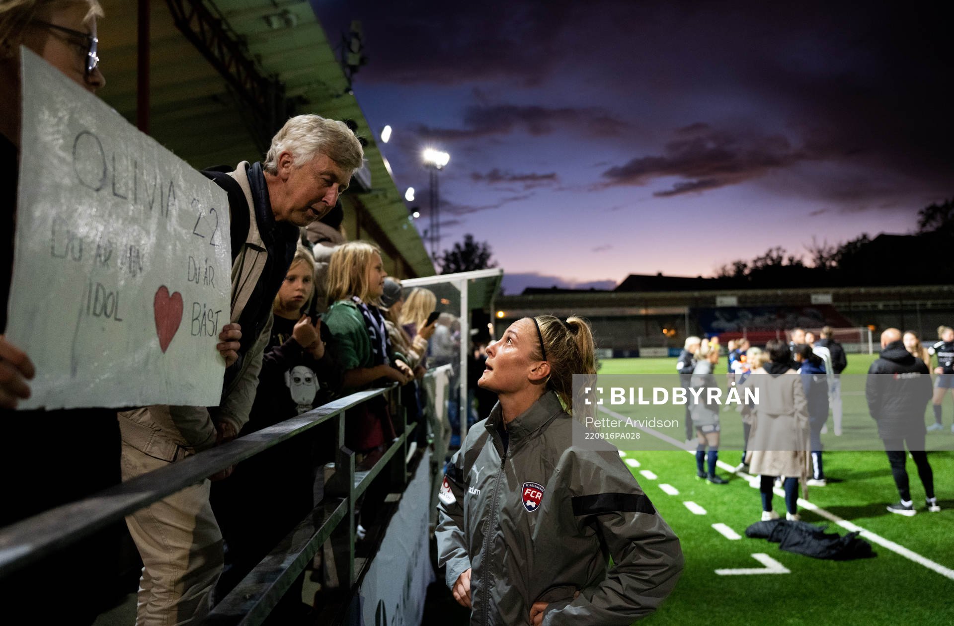 FC Rosengårds Karin Lundin pratar med åskådare