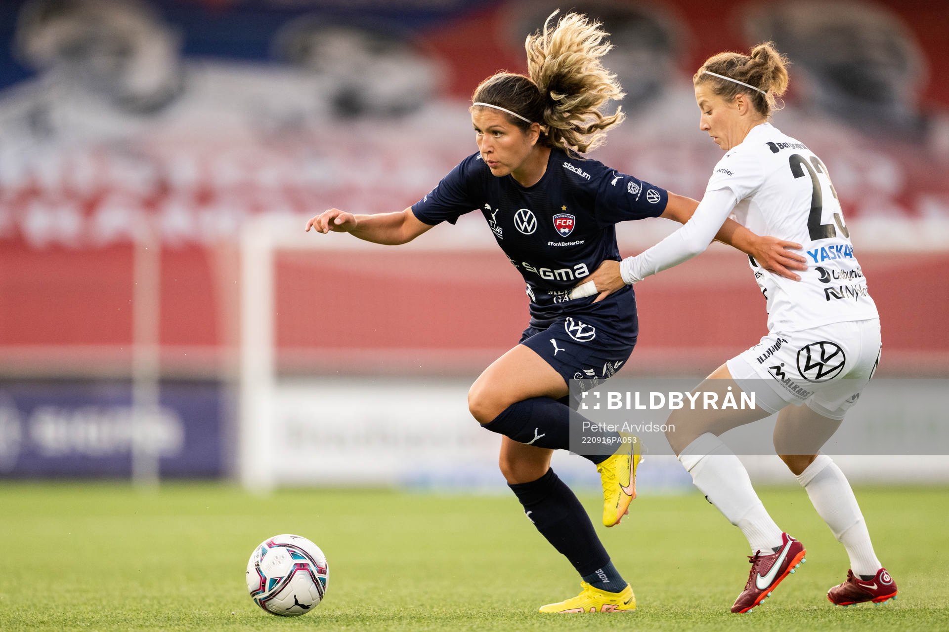 FC Rosengårds Loreta Kullashi och Kalmars Patricia Fischerova under fotbollsmatchen i Damallsvenskan mellan FC Rosengård och Kalmar den 16 september 2022 i Malmö.