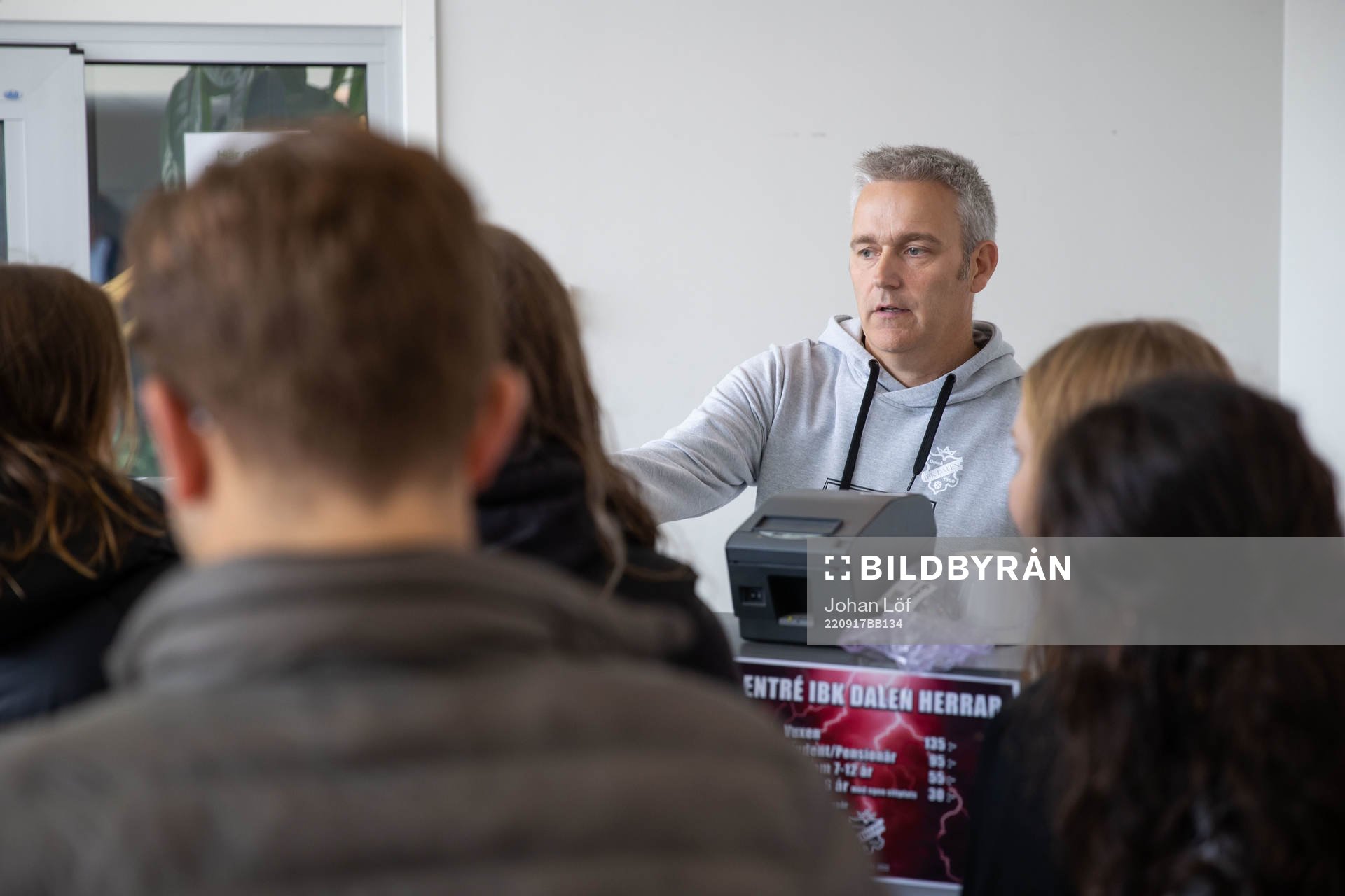 Urban Karlsson klubbdirektör tar emot biljetter