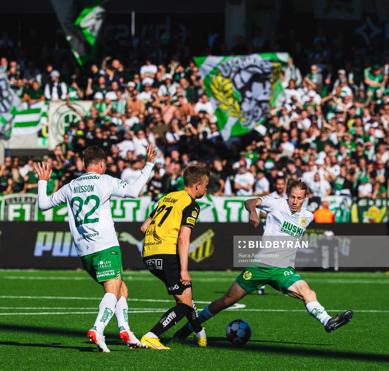 Hammarbys Joel Nilsson och Gustav Ludwigson i kamp med Häckens Tomas Olai Totland under fotbollsmatchen i Allsvenskan mellan Häcken och Hammarby den 17 september 2022 i Göteborg.