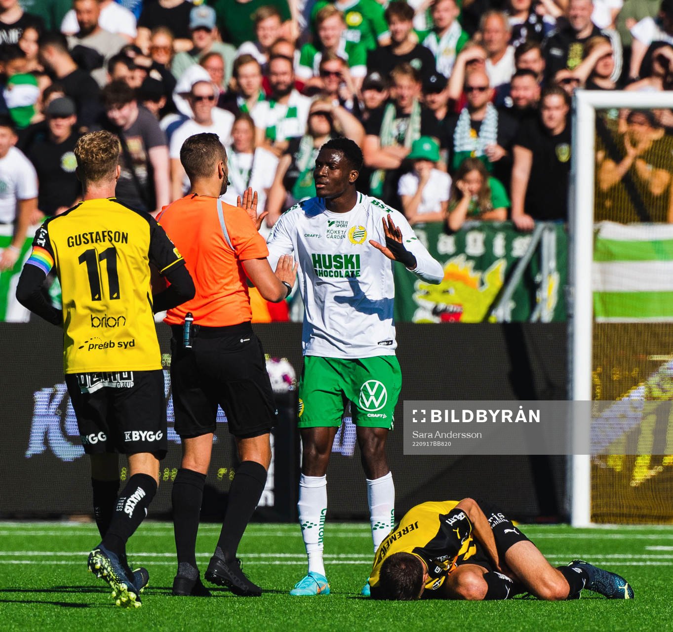 Domare Victor Wolf och Hammarbys Nathaniel Adjei