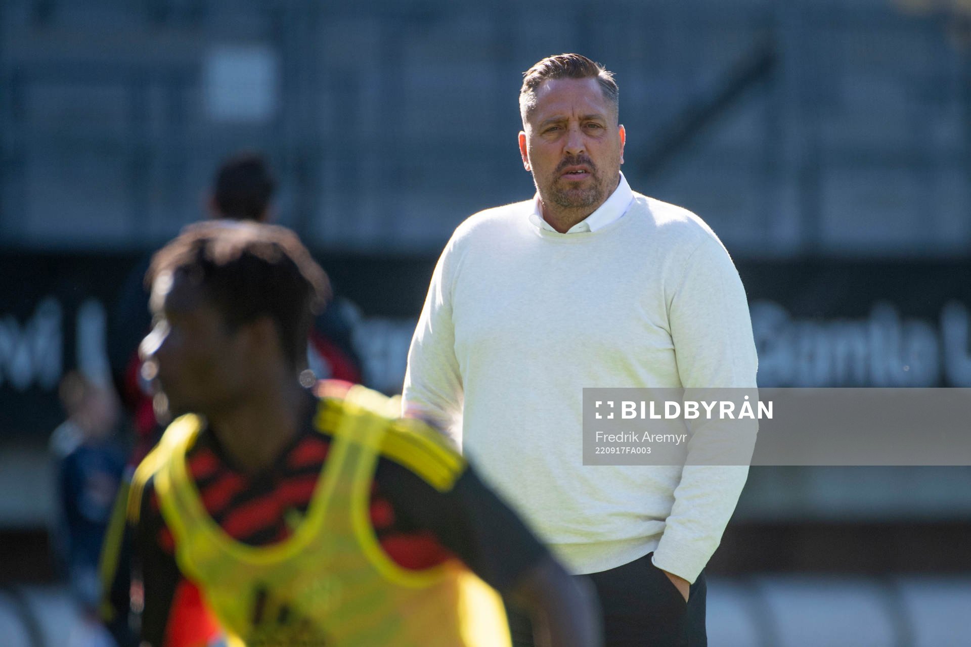 Östersunds tränare Magnus Powell innan fotbollsmatchen i