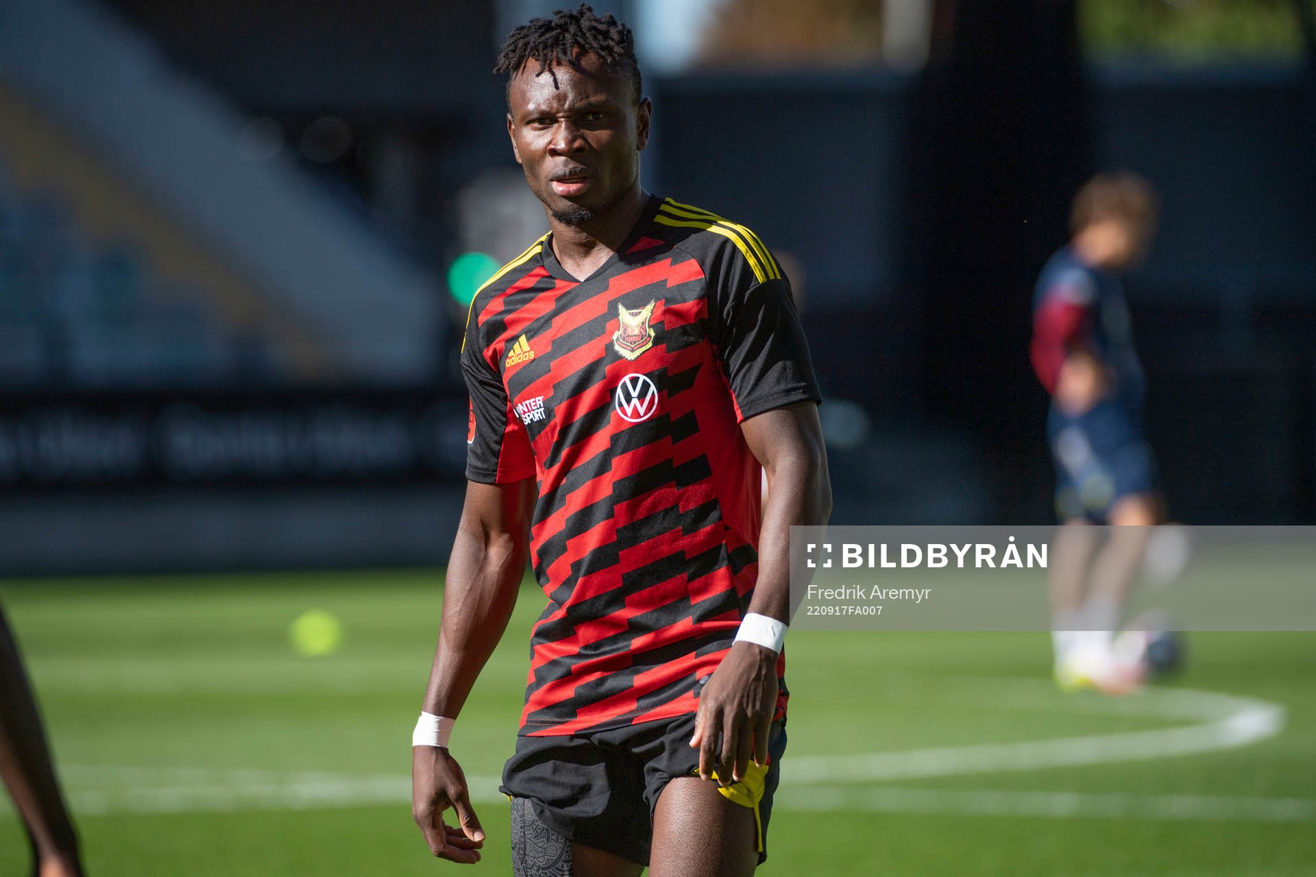 Östersunds Sam Mensiro innan fotbollsmatchen i Superettan