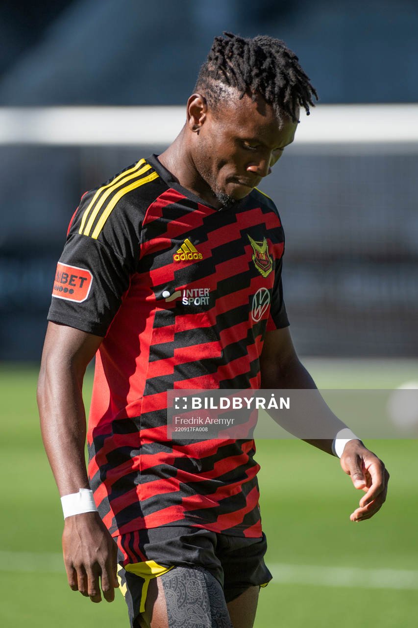 Östersunds Sam Mensiro innan fotbollsmatchen i Superettan