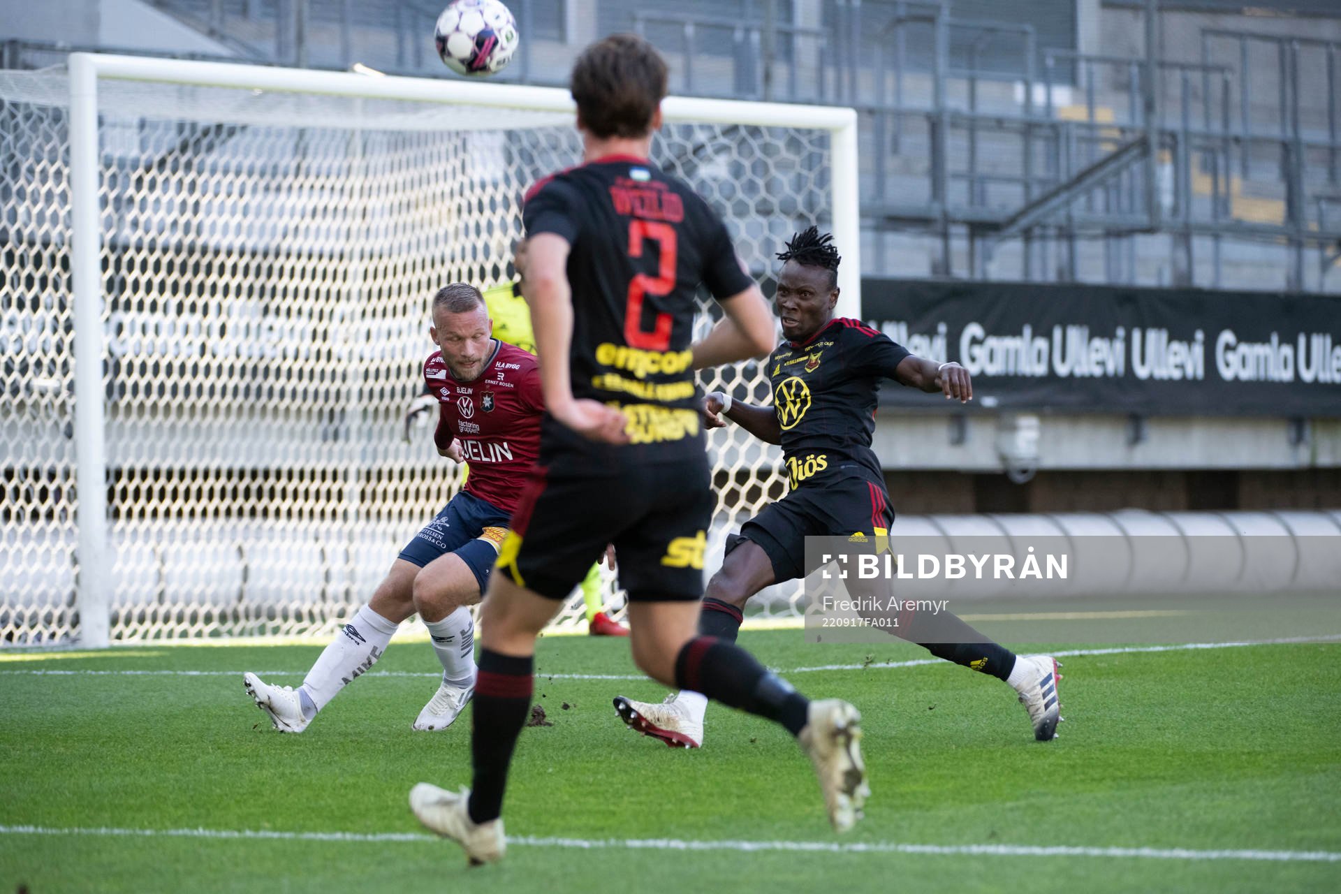 Örgrytes Nicklas Bärkroth och Östersunds Sam Mensiro under fotbollsmatchen i Superettan mellan Örgryte och Östersund den 17 september 2022 i Göteborg.