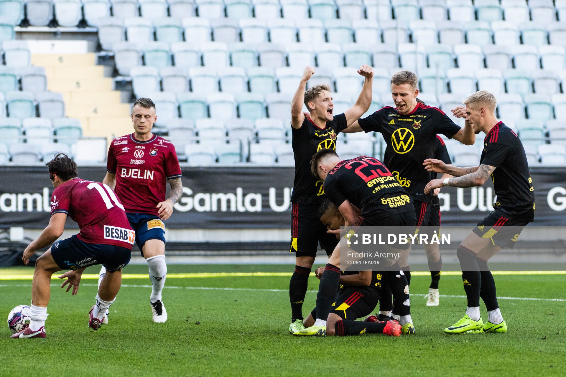 Östersunds spelare jublar med Erick Brendon Pinheiro da