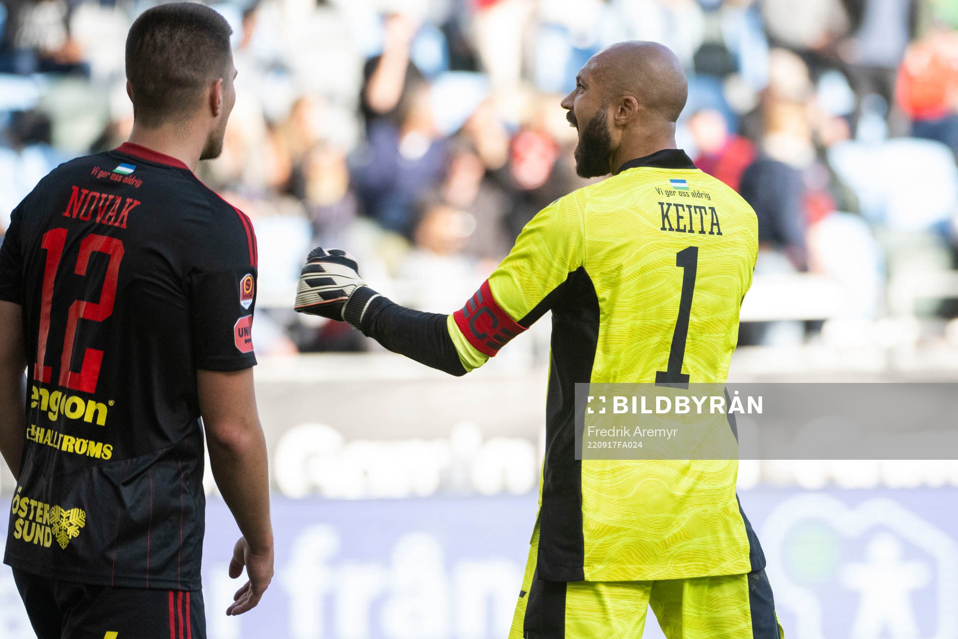 Östersunds målvakt Aly Keita jublar