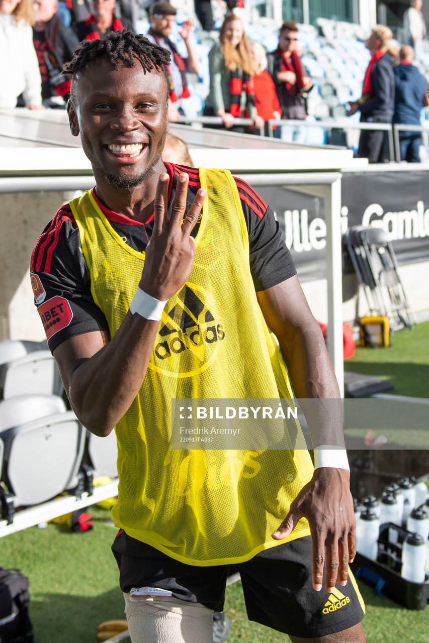 Östersunds Sam Mensiro jublar