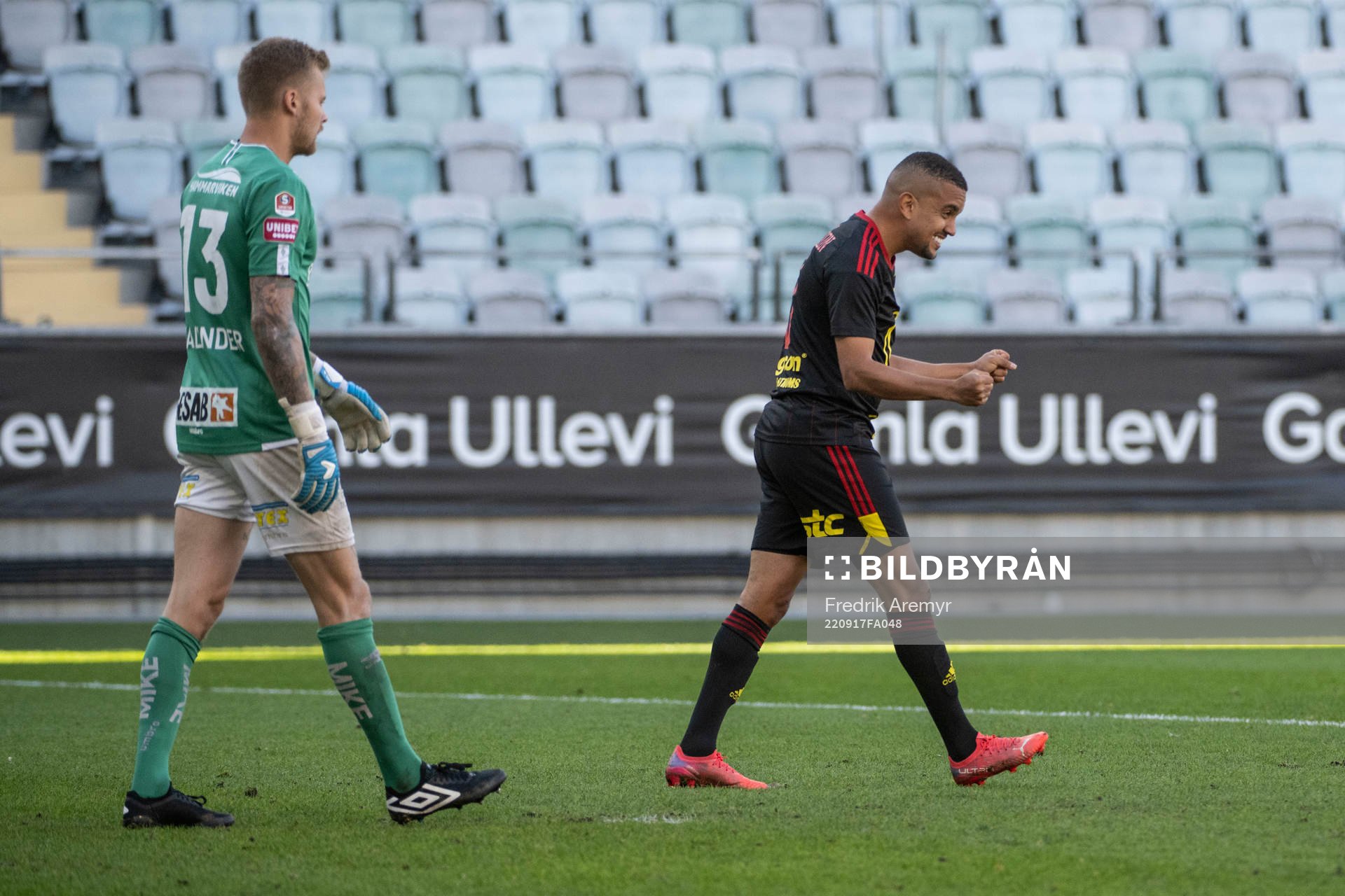 Örgrytes målvakt Robin Wallinder deppar medan Östersunds