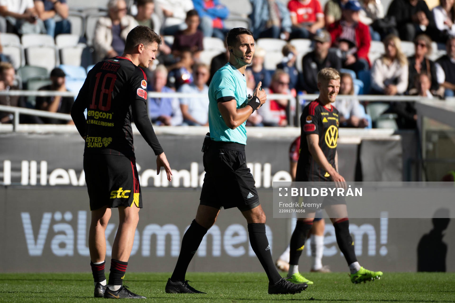 domare Adi Aganovic agerar under fotbollsmatchen i Superettan mellan Örgryte och Östersund den 17 september 2022 i Göteborg. 