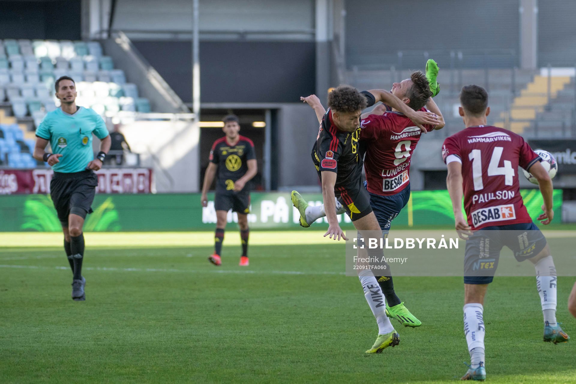 Östersunds Ziad Ghanoum och Örgrytes Viktor Lundberg under fotbollsmatchen i Superettan mellan Örgryte och Östersund den 17 september 2022 i Göteborg.