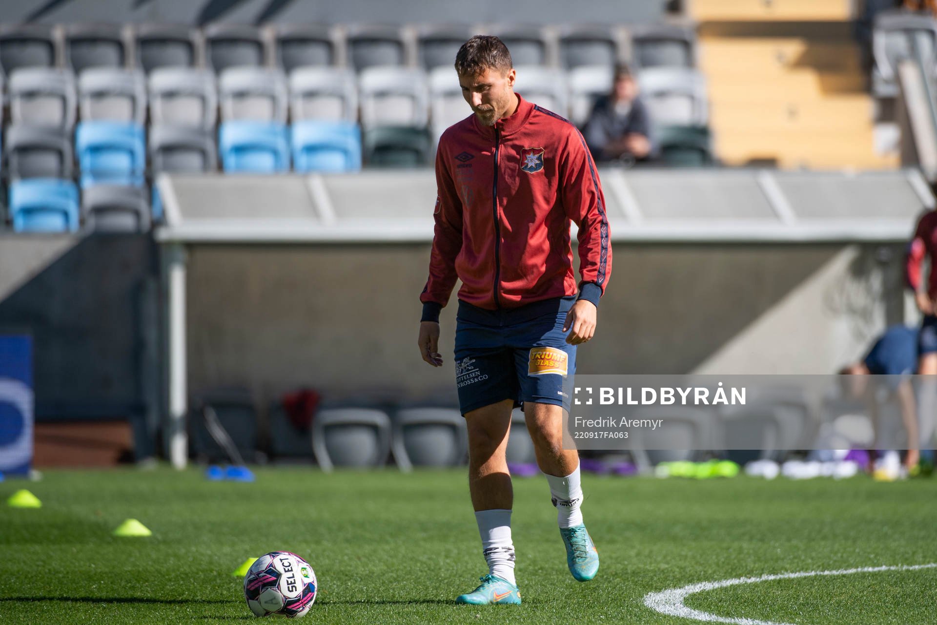 Örgrytes Jonathan Azulay innan fotbollsmatchen i