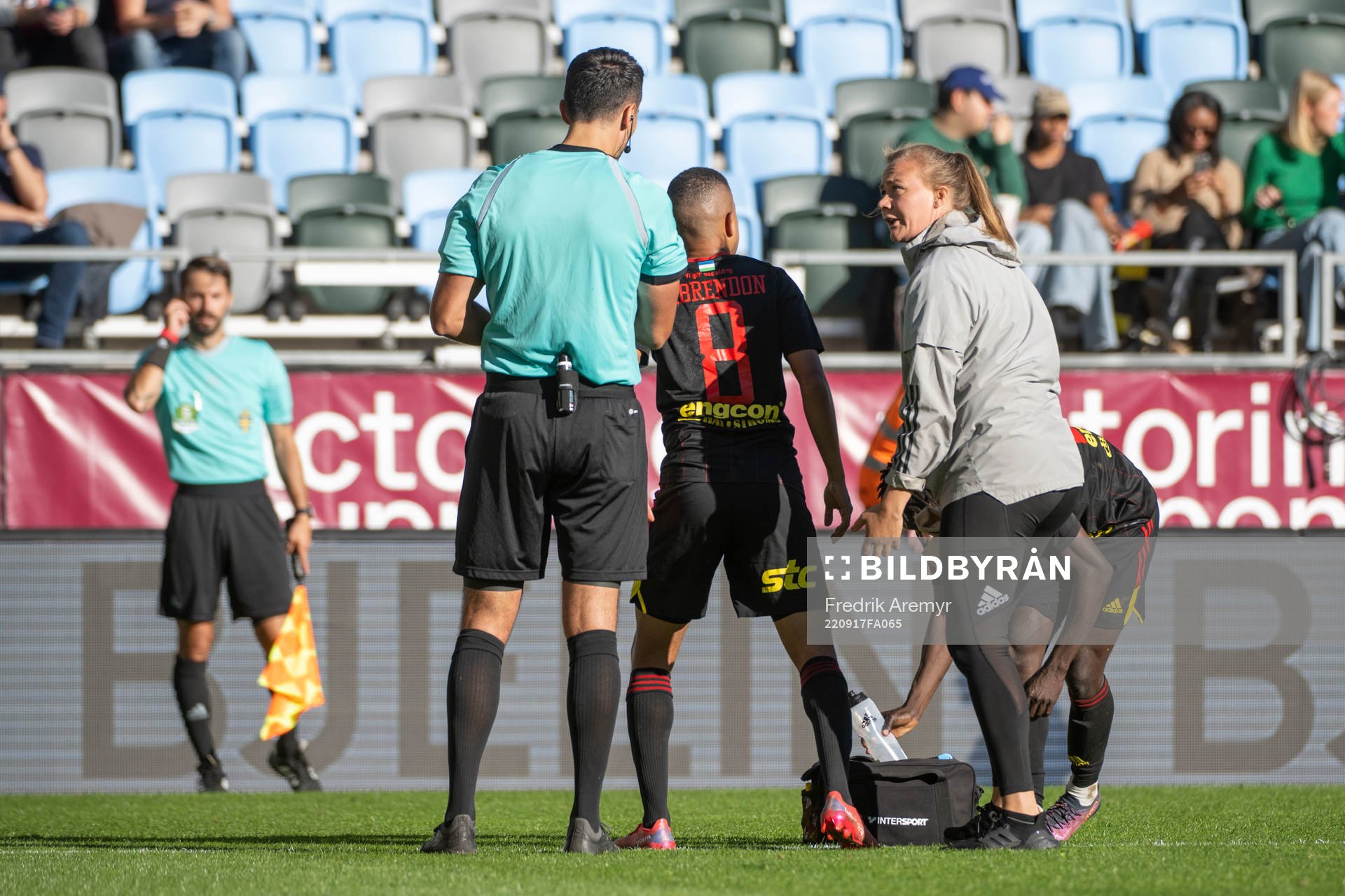 domare Adi Aganovic i samtal med Östersunds fysio Jenny Larsson under fotbollsmatchen i Superettan mellan Örgryte och Östersund den 17 september 2022 i Göteborg. 