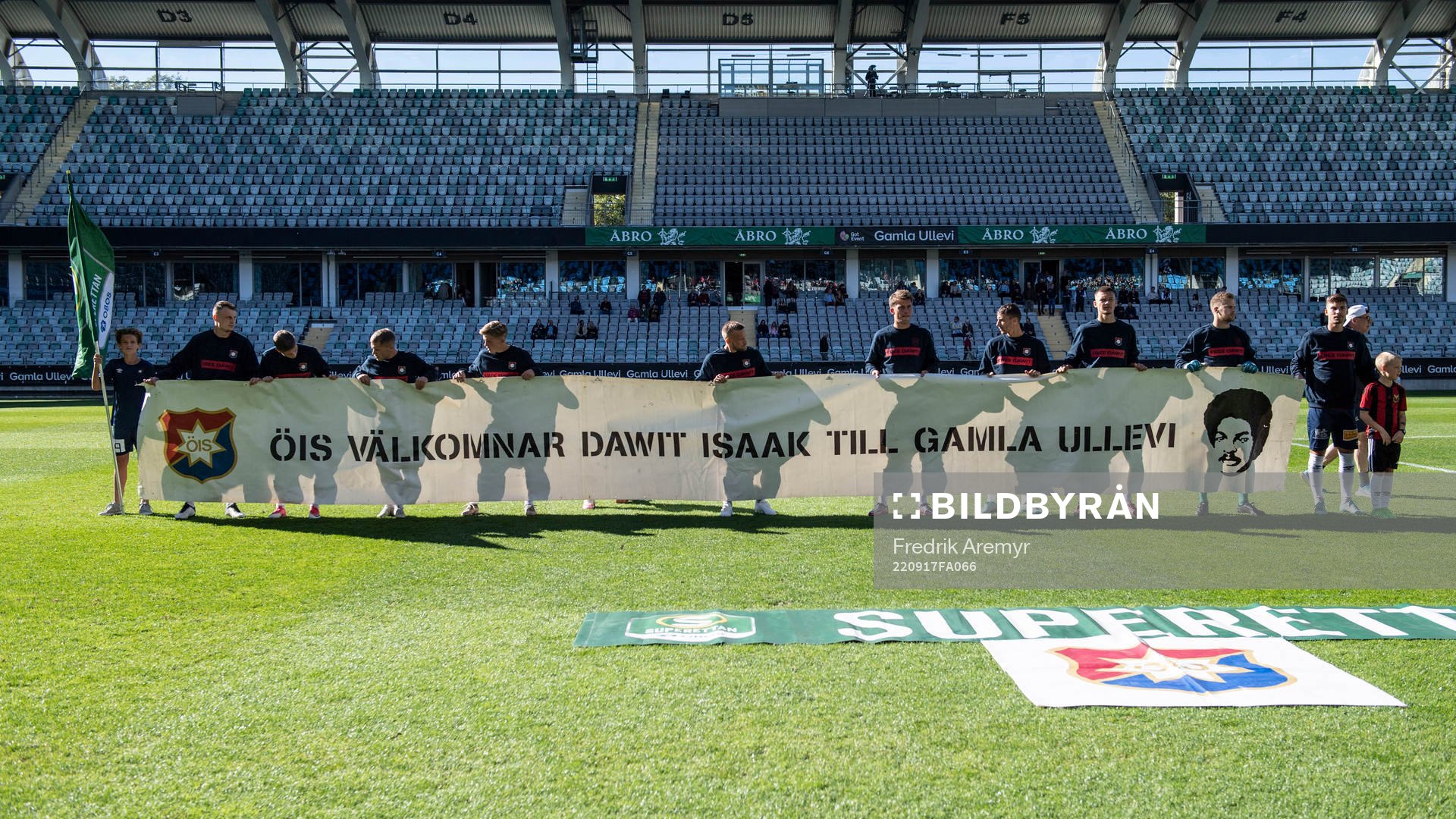 Örgrytes spelare med en banderoll innan fotbollsmatchen i Superettan mellan Örgryte och Östersund den 17 september 2022 i Göteborg. 