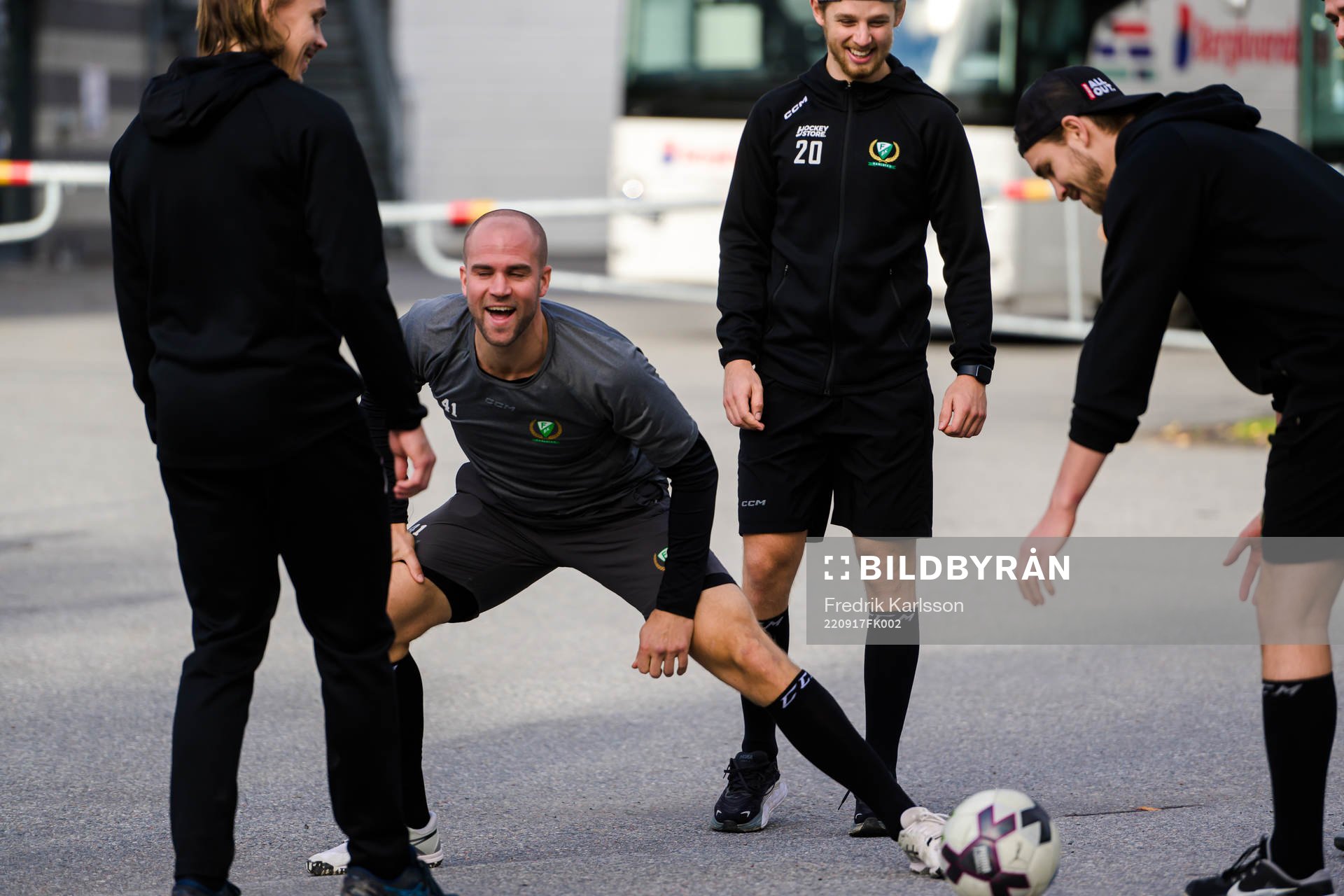 Färjestads Henrik Björklund värmer upp