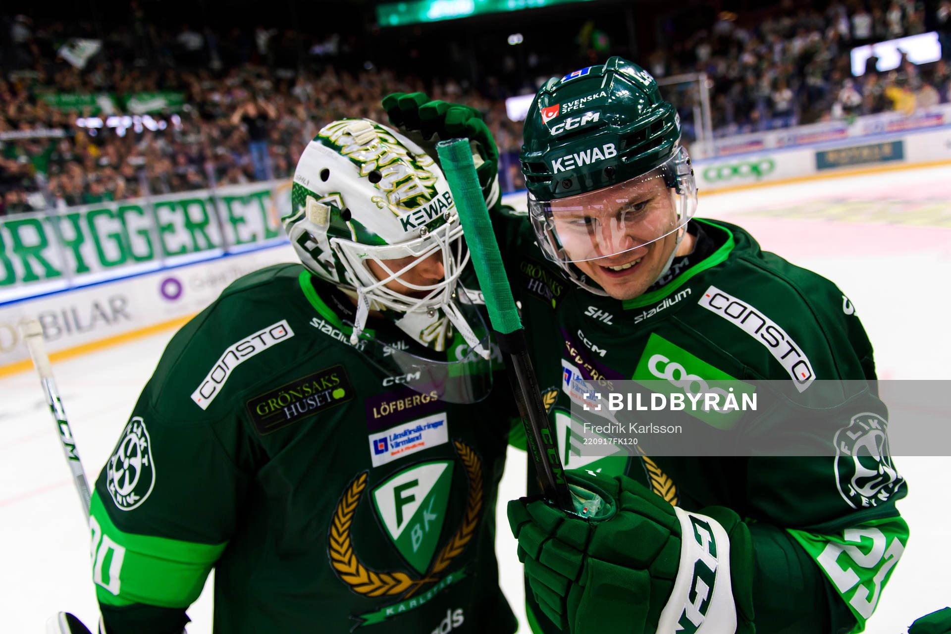 Färjestads målvakt Matthew Tomkins  och Ville Pokka jublar