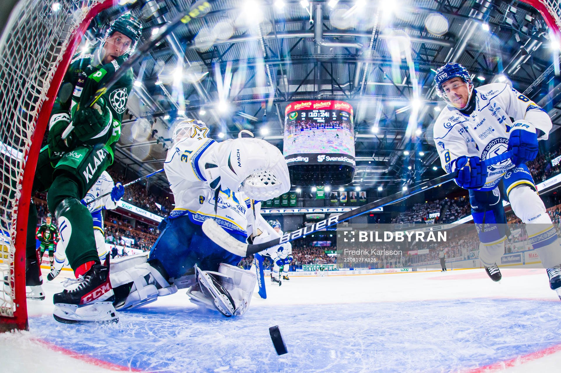 Färjestads Per Åslund och Leksands målvakt Kasimir
