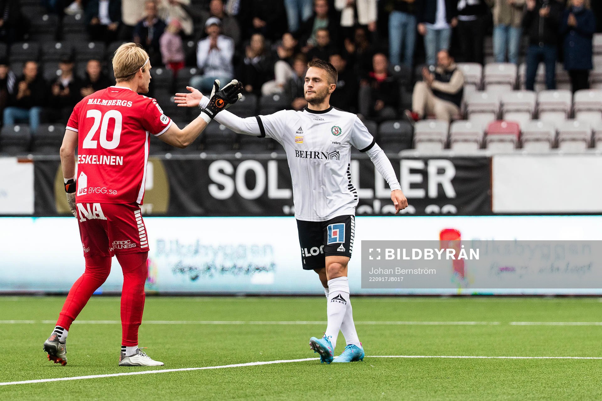Örebros målvakt William Eskelinen och Benjamin Hjertstrand jublar under fotbollsmatchen i Superettan mellan Örebro och Västerås SK den 17 september 2022 i Örebro. 