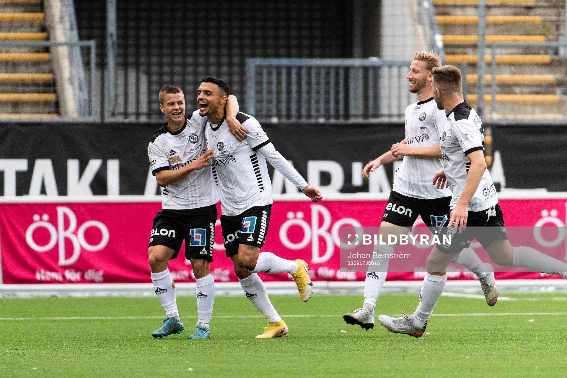 Örebros Ahmed Yasin jublar med Samuel Dahl