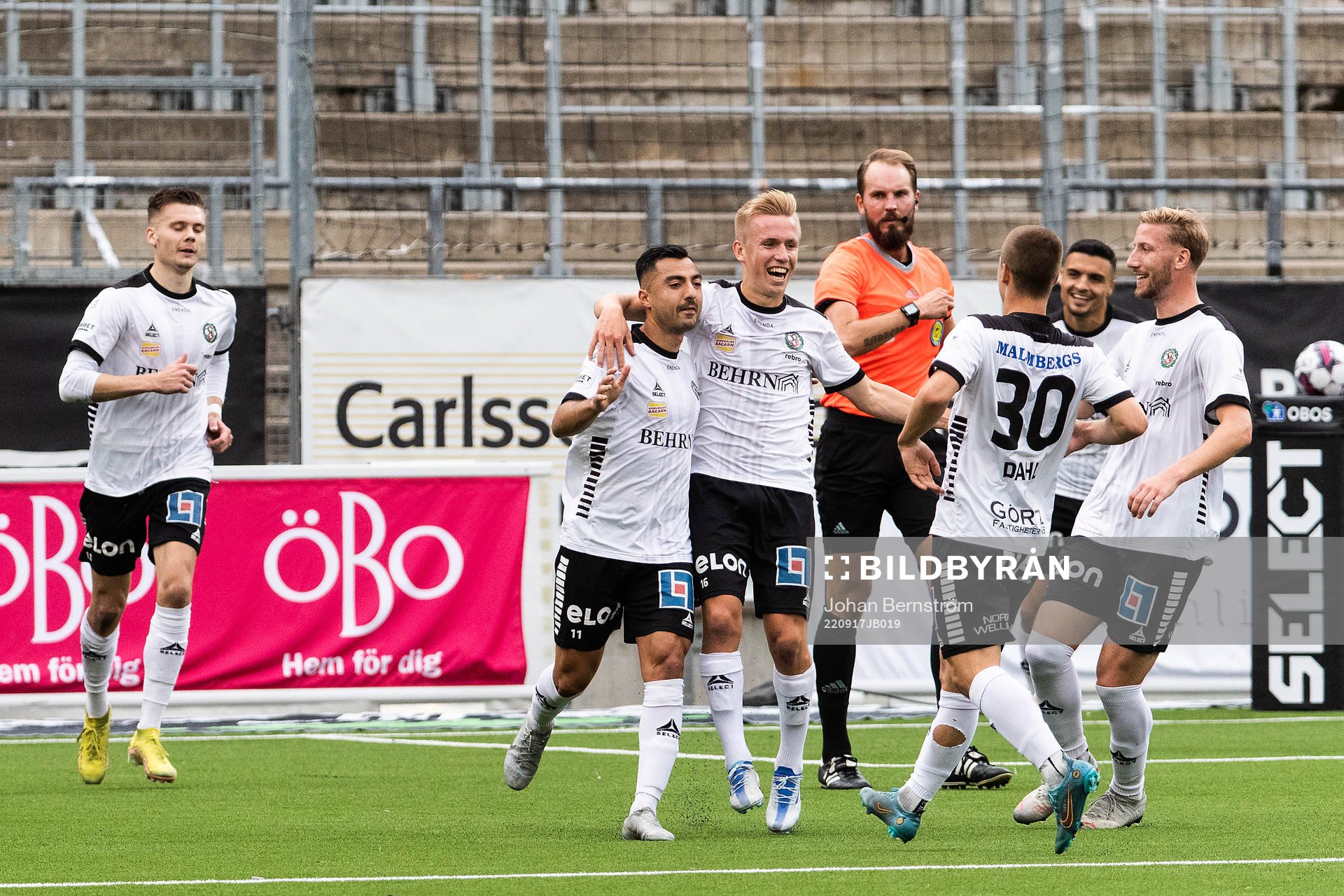 Örebros Jiloan Hamad och David Seger jublar