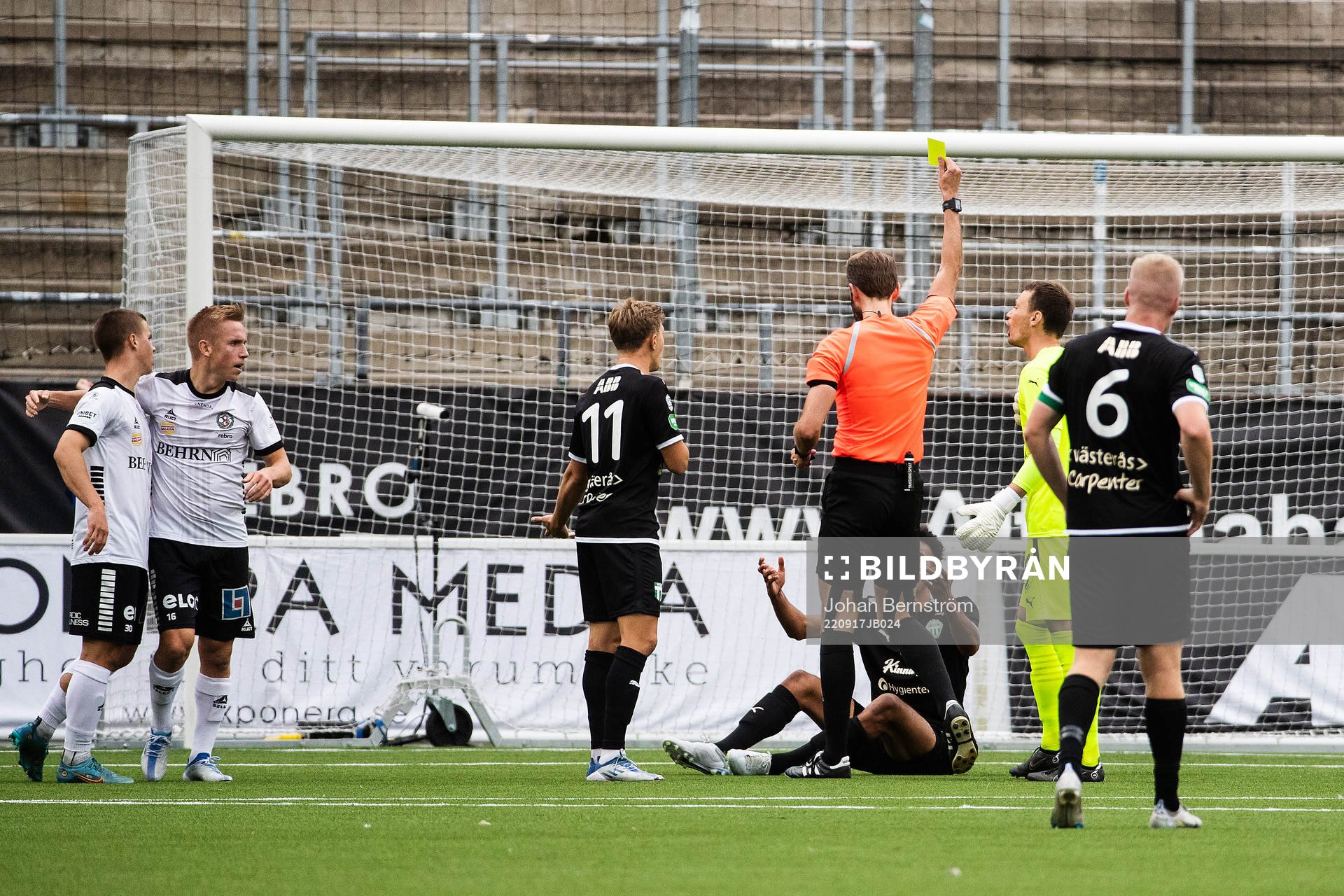 Västerås Alex Douglas tilldelas sitt andra gula kort