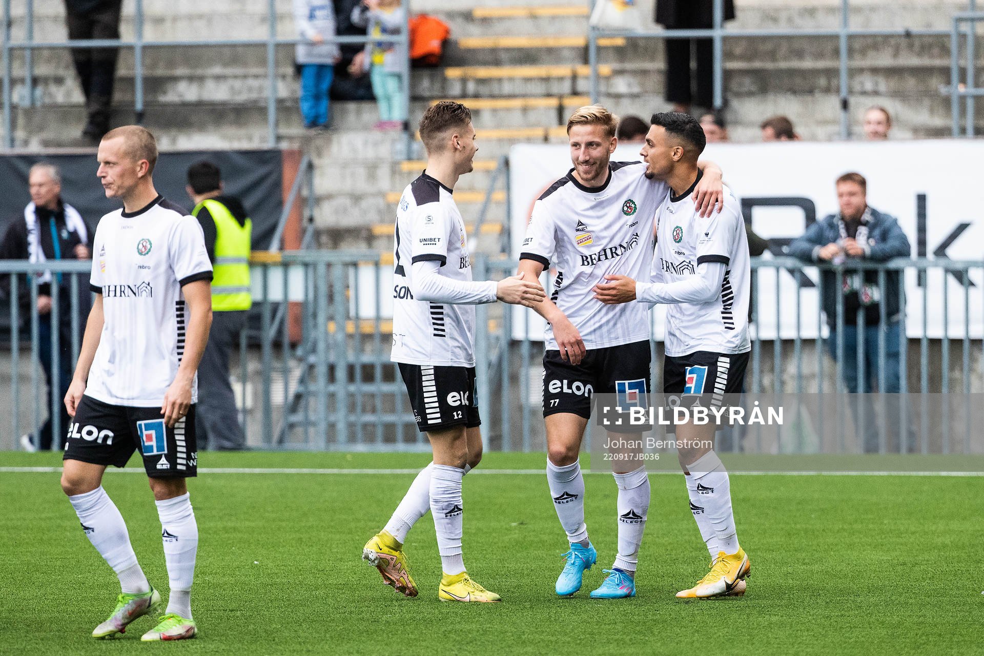 Örebros Ahmed Yasin jublar med Kevin Custovic och Jake