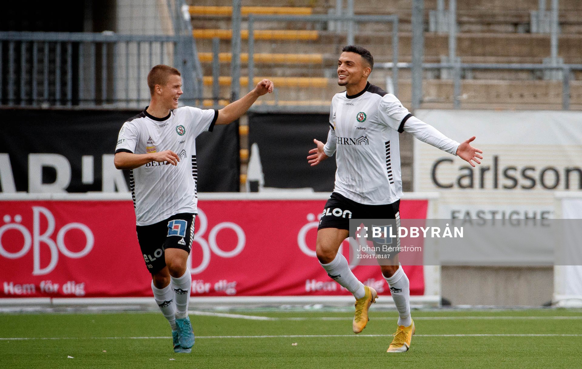 Örebros Ahmed Yasin jublar med Samuel Dahl vid 2-0 målet
