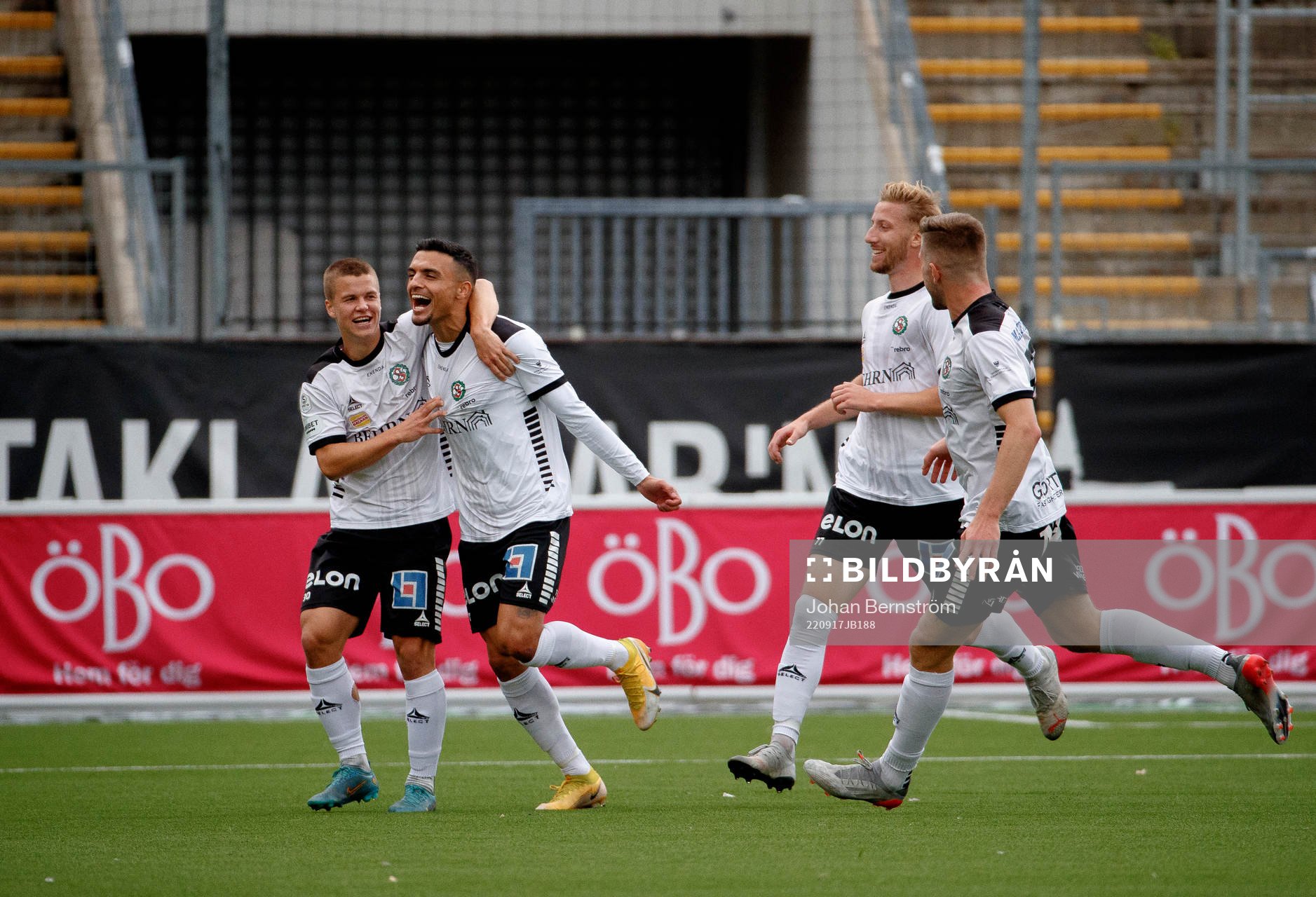 Örebros Ahmed Yasin jublar med Samuel Dahl och Kevin