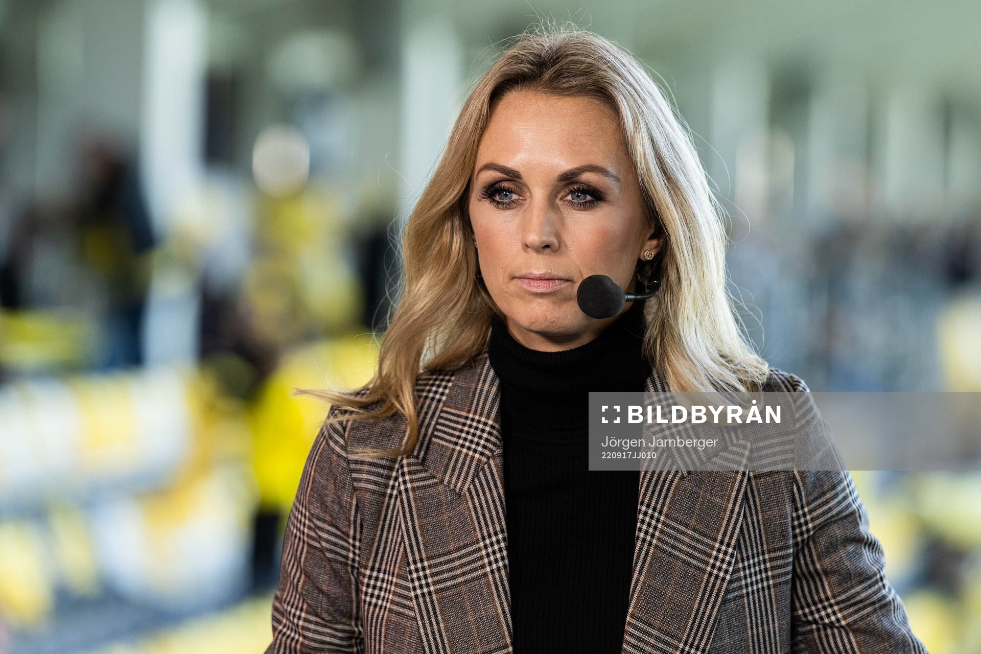Discoverys Karin Frick i studion inför fotbollsmatchen i Allsvenskan mellan Häcken och Hammarby den 17 september 2022 i Göteborg. 