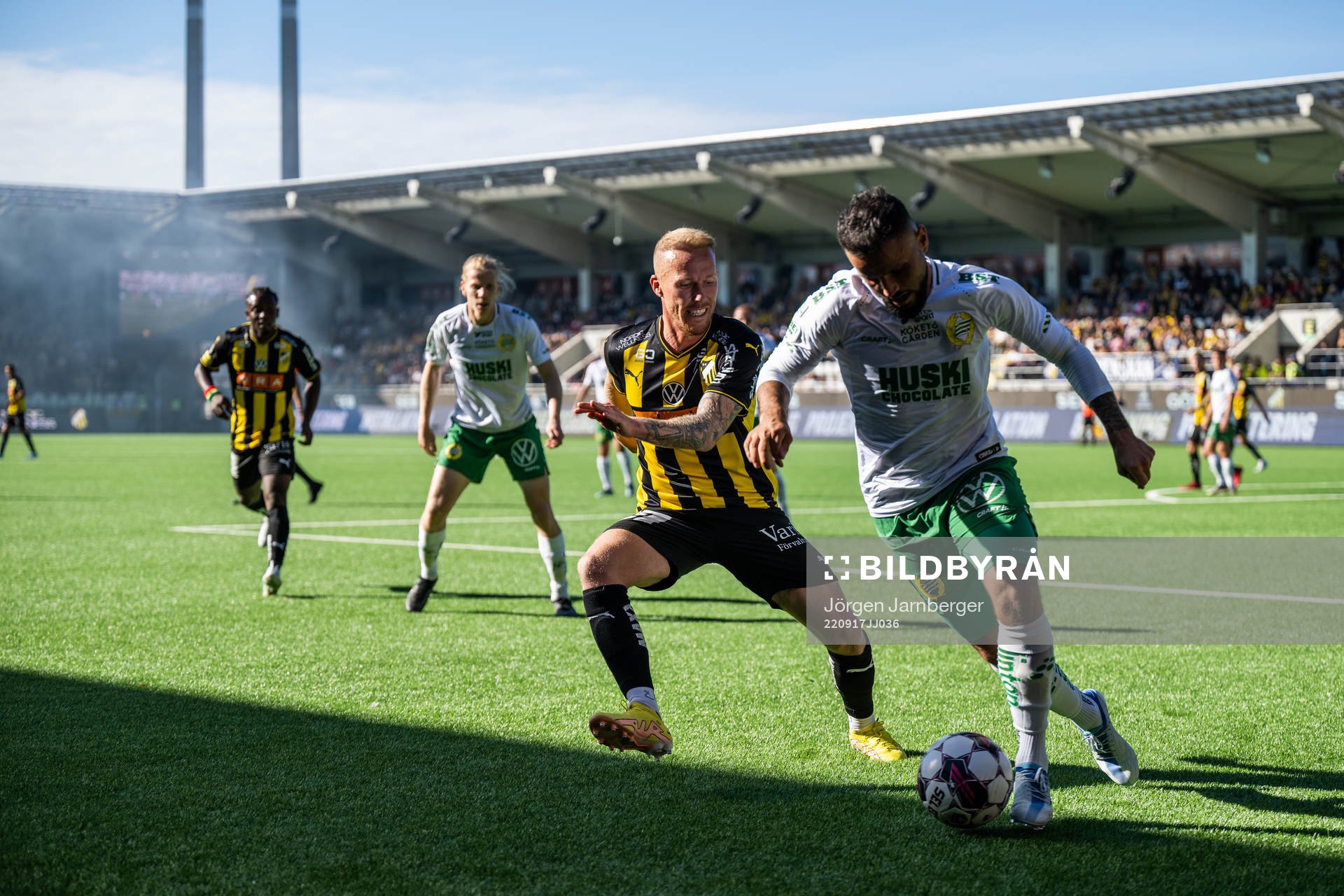 Hammarbys Mohanad Jeahze och Häckens Mikkel Rygaard Jensen