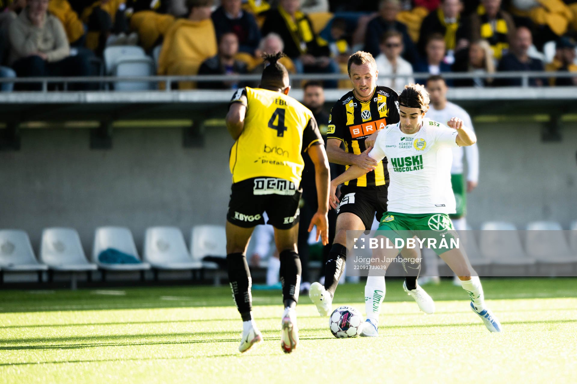 Häckens Even Hovland och Hammarbys David Concha Salas under fotbollsmatchen i Allsvenskan mellan Häcken och Hammarby den 17 september 2022 i Göteborg.