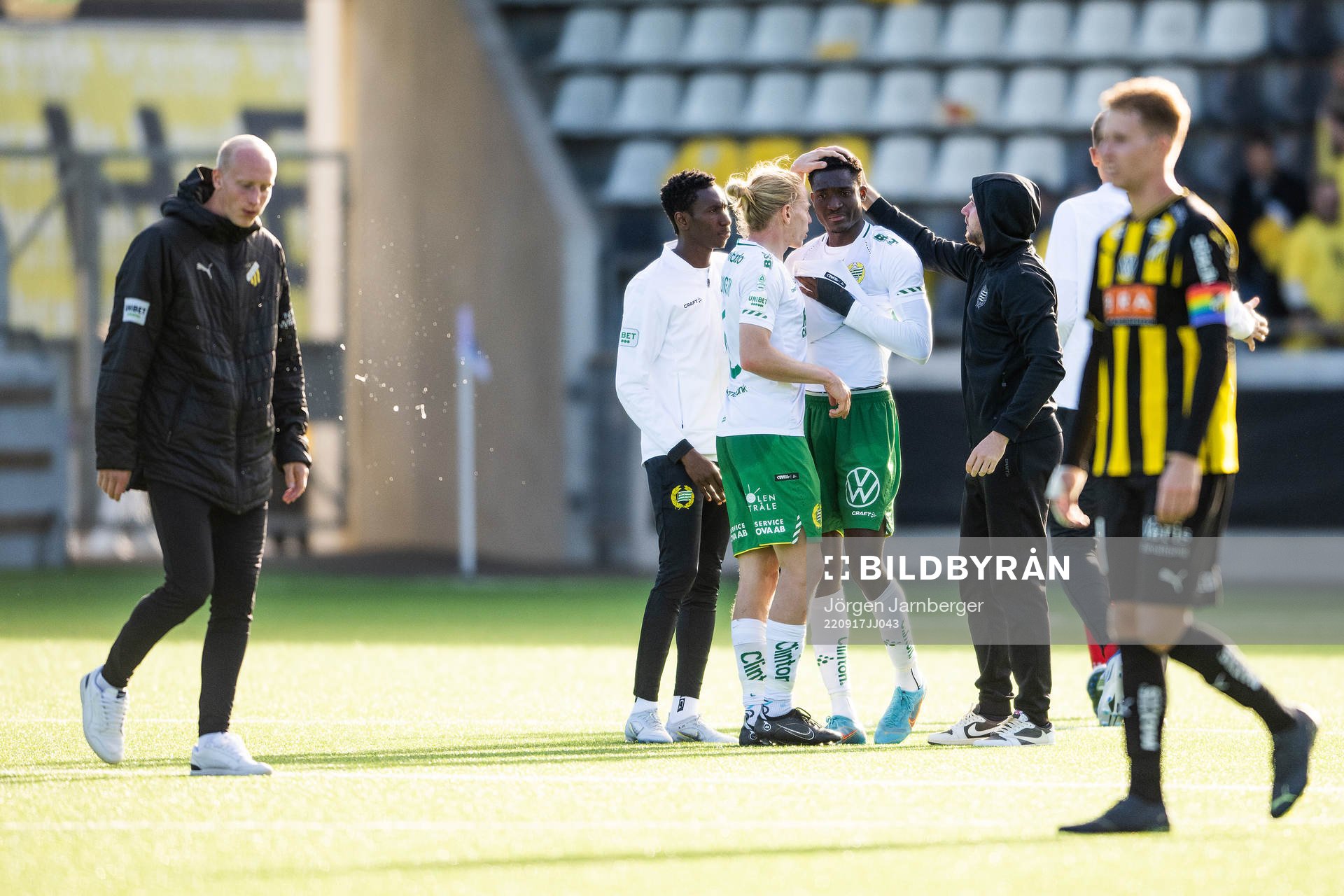 Hammarbys Nathaniel Adjei tröstas av lagkamrater
