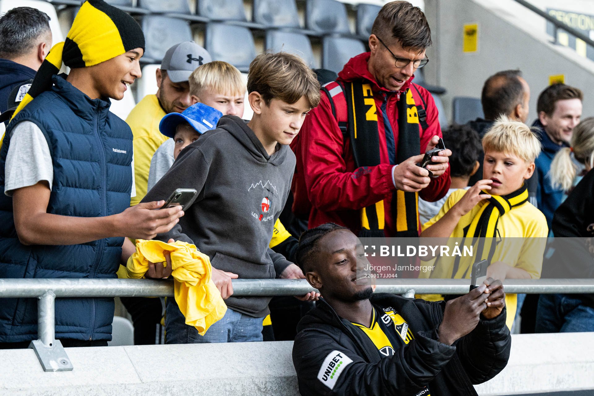 Häckens Ibrahim Sadiq tar selfies med ungdomar