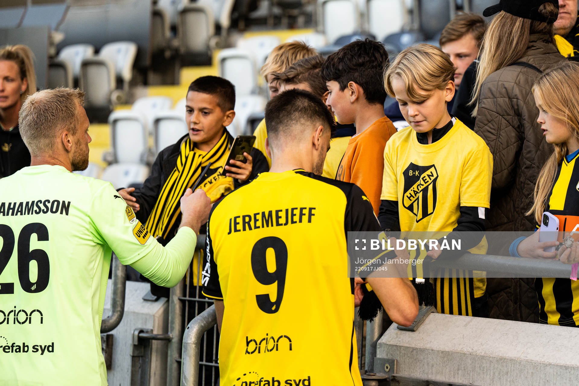 Häckens målvakt Peter Abrahamsson och Alexander Jeremejeff skriver autografer efter fotbollsmatchen i Allsvenskan mellan Häcken och Hammarby den 17 september 2022 i Göteborg.