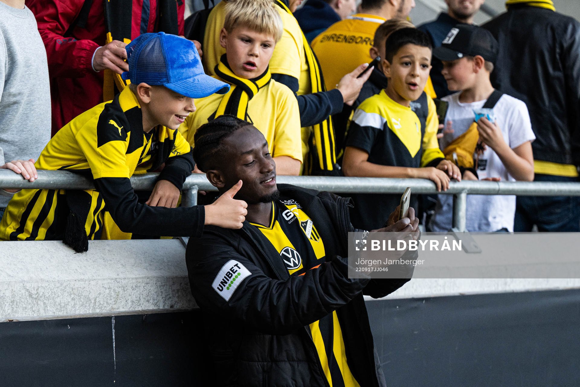 Häckens Ibrahim Sadiq tar selfies med ungdomar