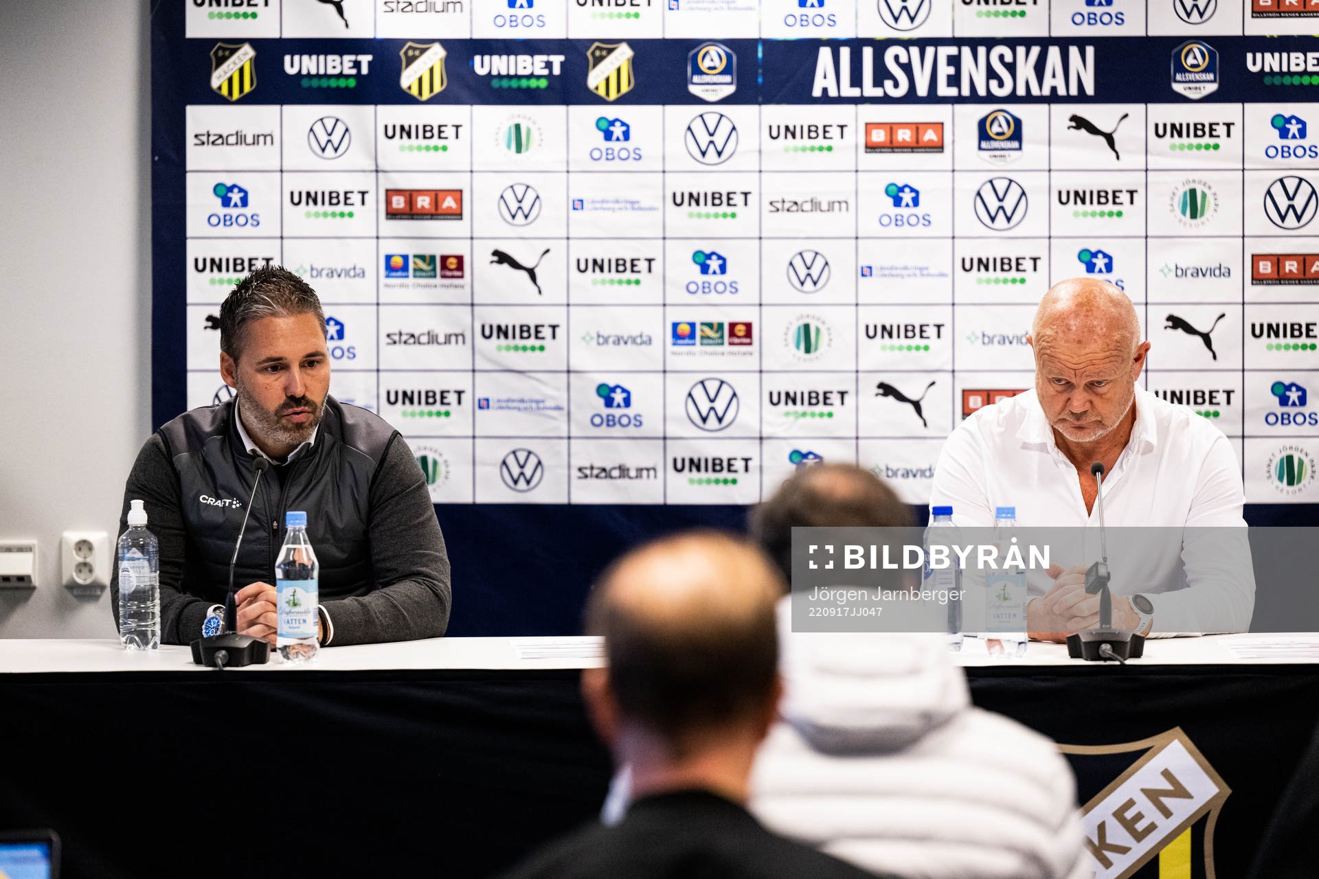 Hammarbys tränare Marti Cifuentes och Häckens tränare Per-Mathias Høgmo under presskonferensen efter  fotbollsmatchen i Allsvenskan mellan Häcken och Hammarby den 17 september 2022 i Göteborg. 