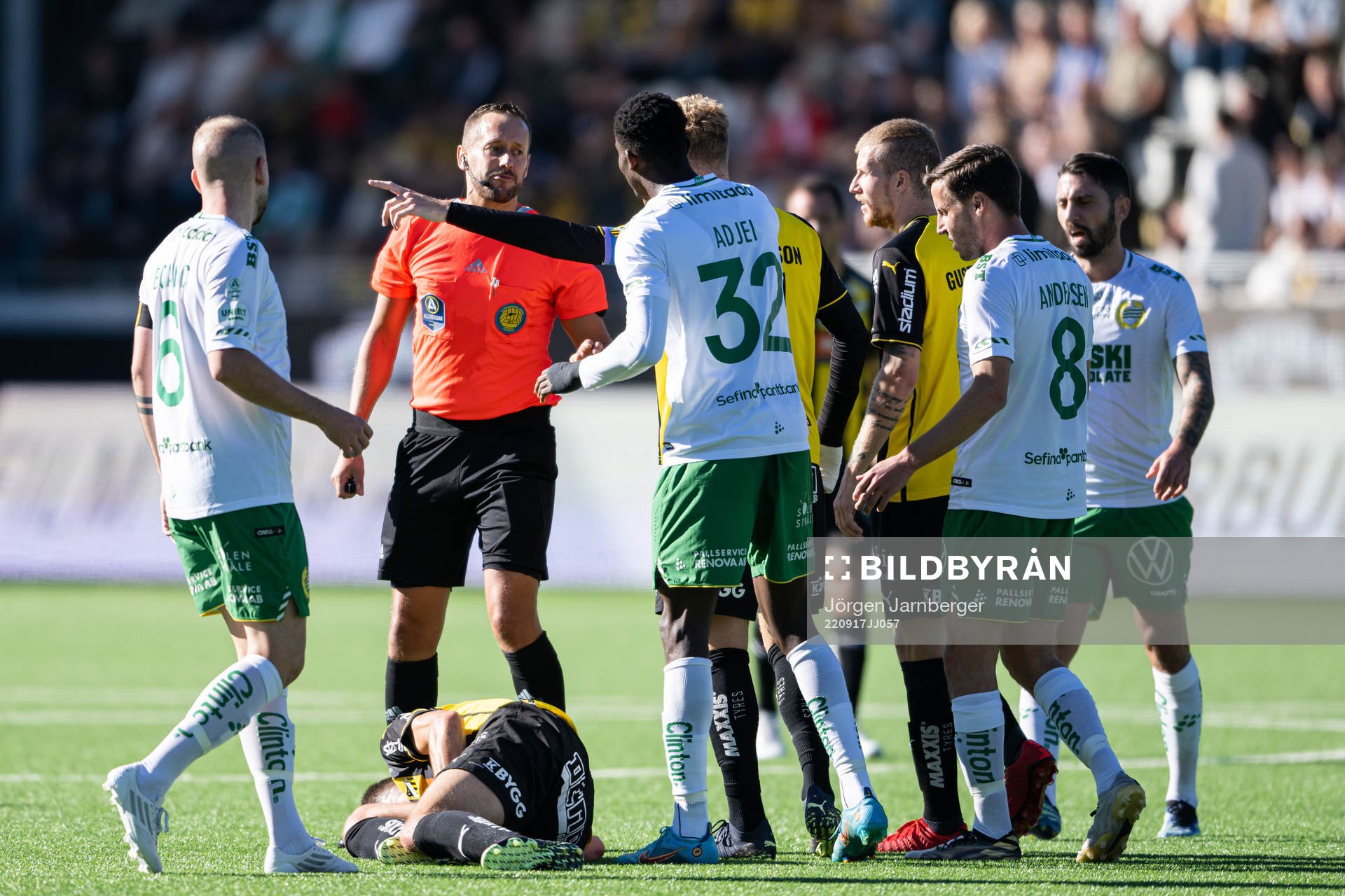 Spelare ur båda lagen reagerar på domslut av domare Victor Wolf under fotbollsmatchen i Allsvenskan mellan Häcken och Hammarby den 17 september 2022 i Göteborg.