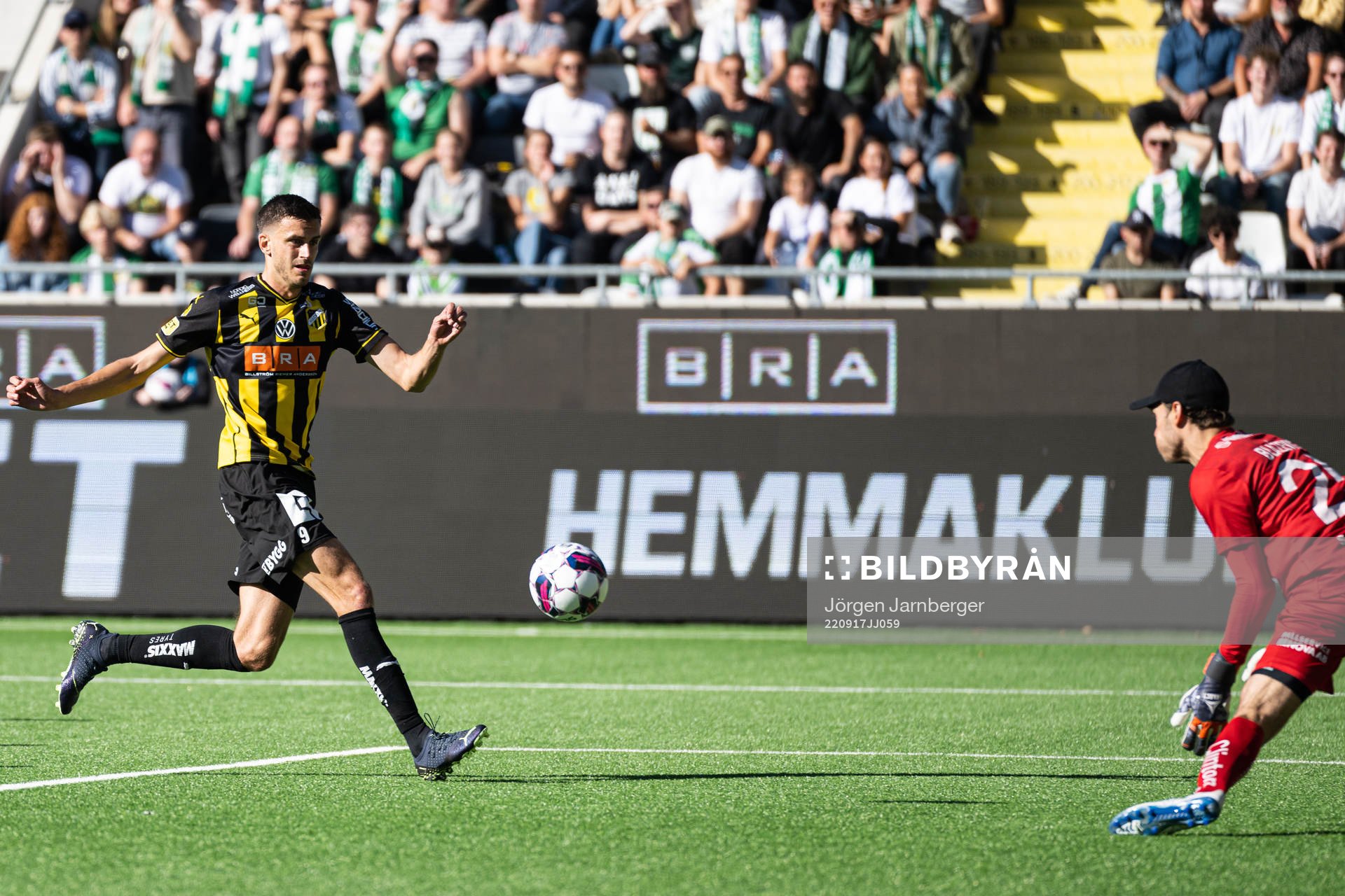Häckens Alexander Jeremejeff och Hammarbys målvakt Davor