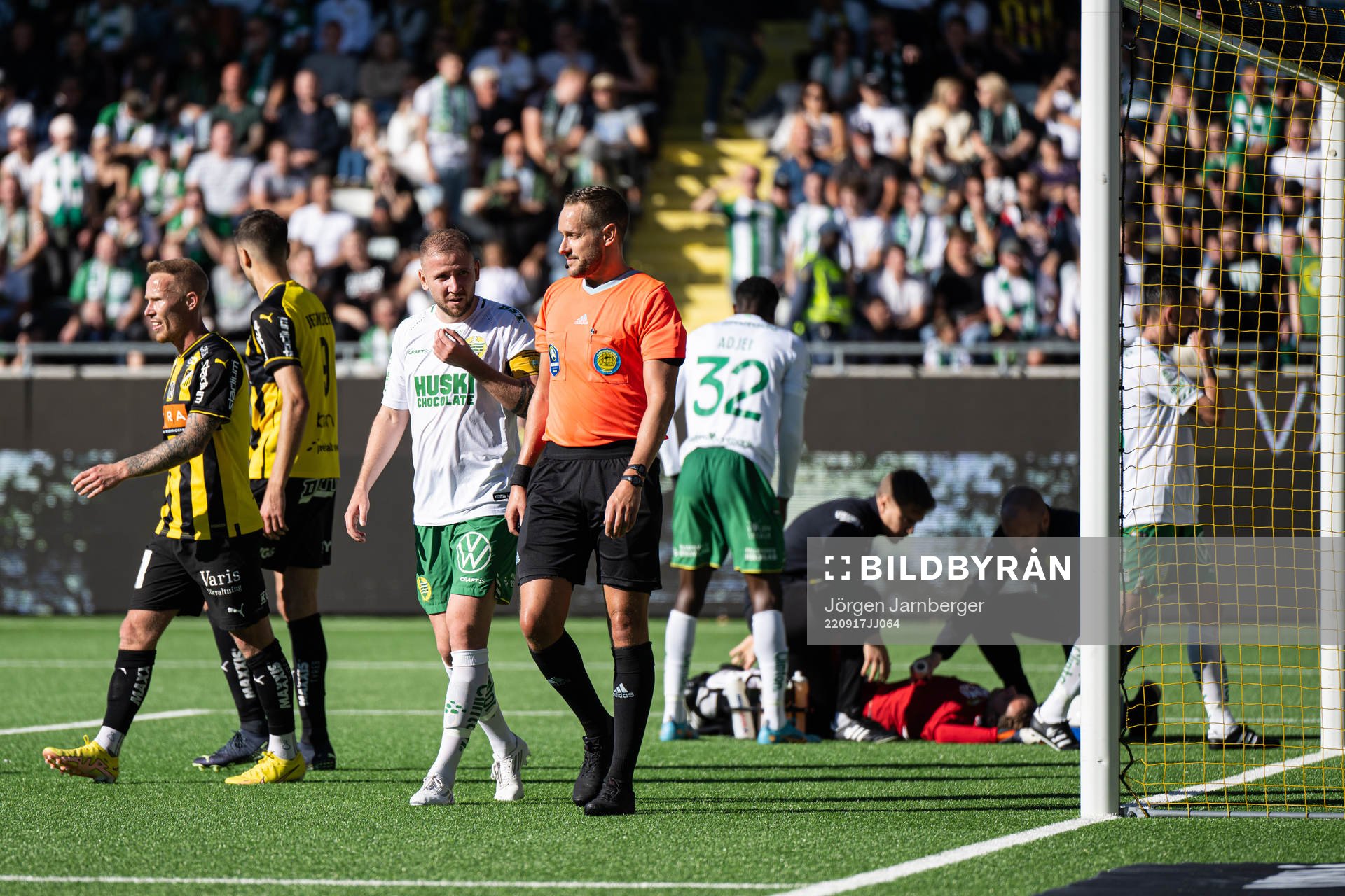 Hammarbys Darijan Bojanic diskuterar med domare Victor Wolf