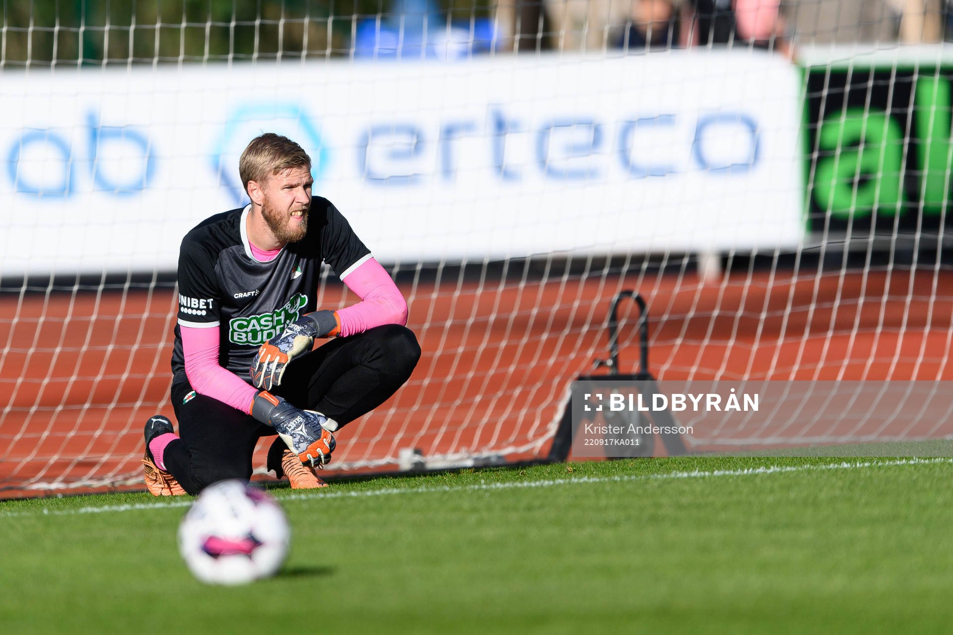 Varbergs målvakt Fredrik Andersson före fotbollsmatchen i Allsvenskan mellan Värnamo och Varberg den 17 september 2022 i Värnamo. 