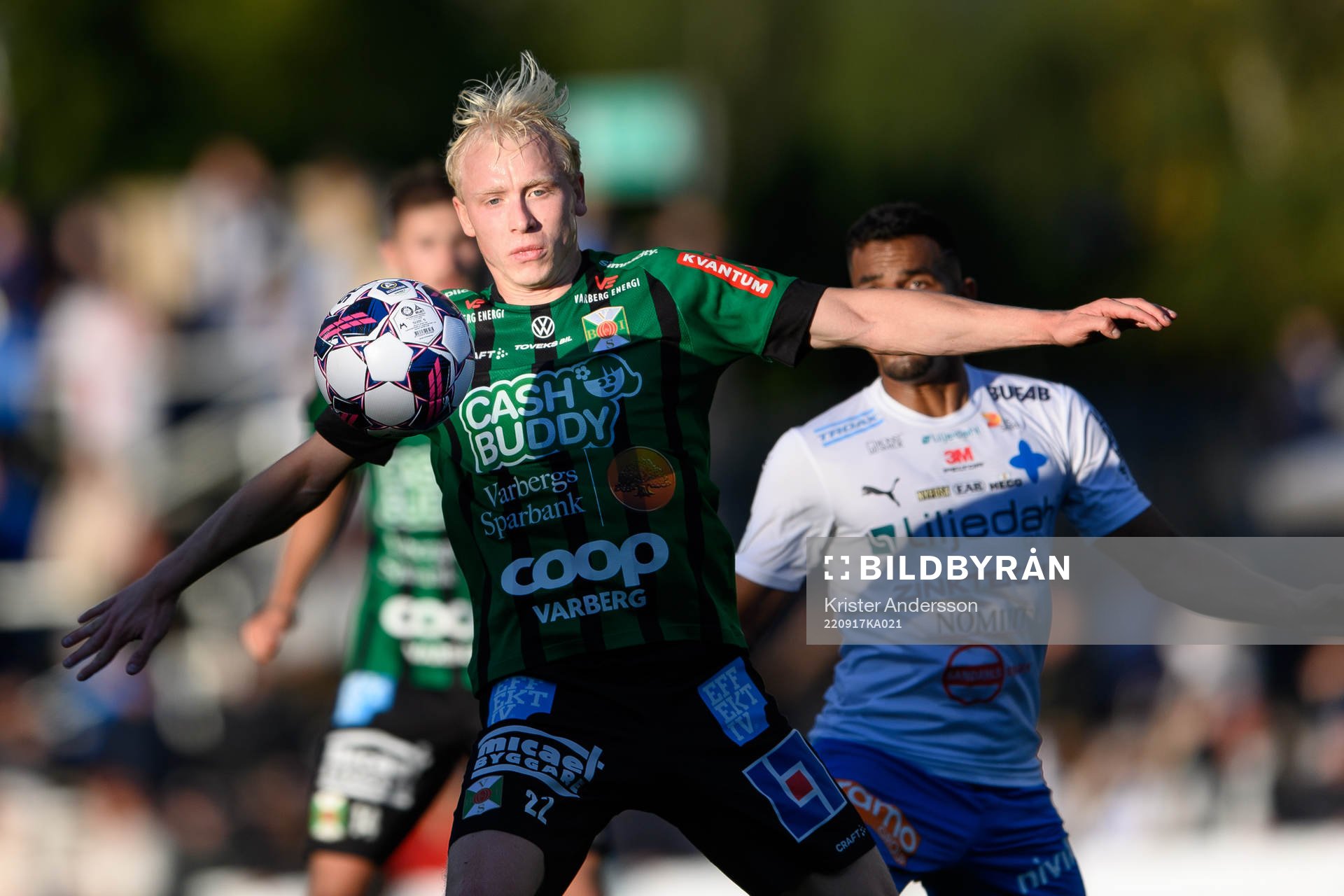 Varbergs André Boman under fotbollsmatchen i Allsvenskan mellan Värnamo och Varberg den 17 september 2022 i Värnamo. 