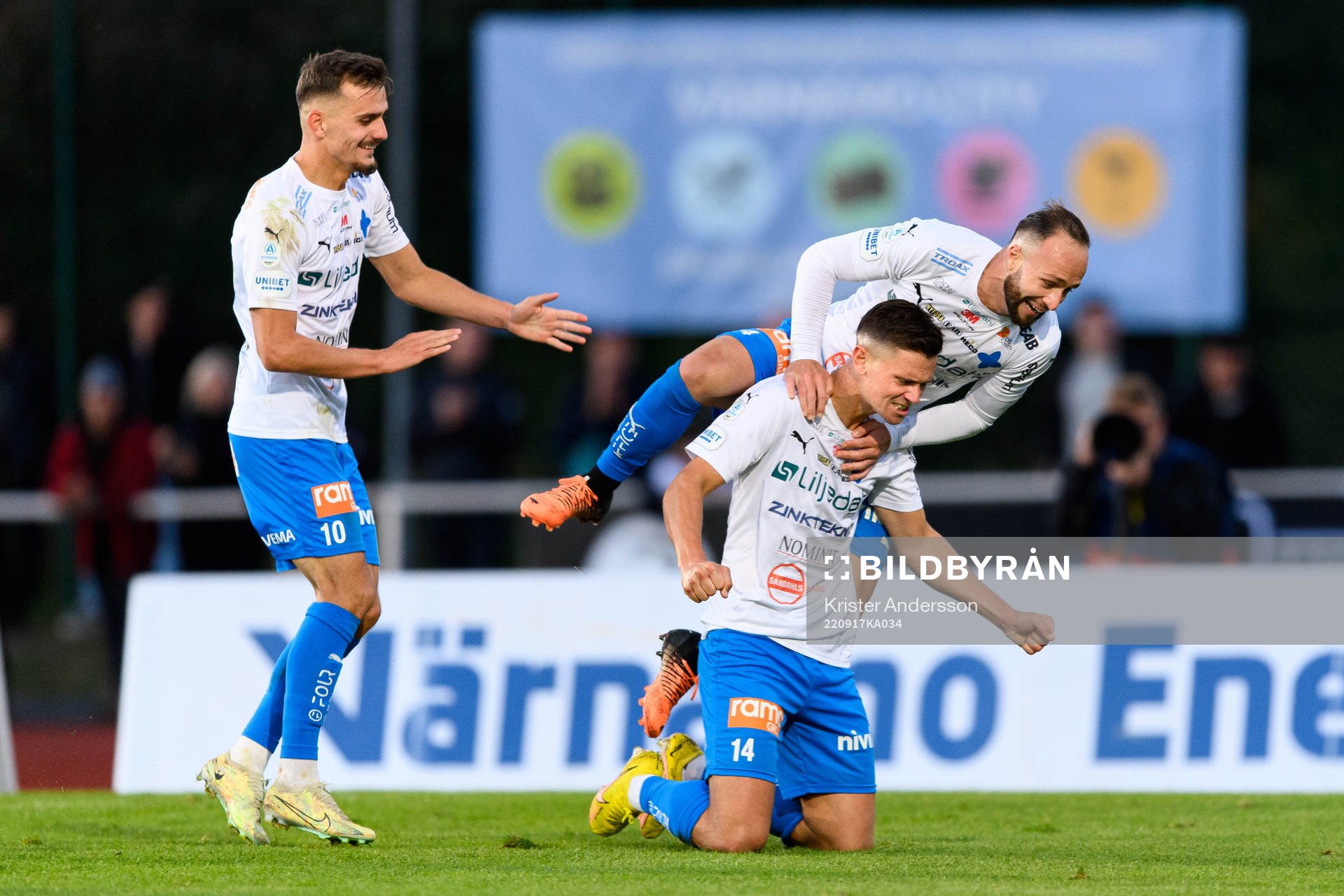 Värnamos Marcus Antonsson jublar med Ajdin Zeljkovic och